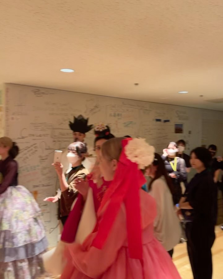 우리 유토피아팀과 함께 
호흡을 맞춰 패션쇼를 무사히잘마치게끔 도와준 일본친구들🧡

소통을 걱정했지만 ,한국아이돌이며 문화에관심있던친구들이 한국어에 능통해 통역도해주고 사소한대화도 많이나누었다! 진짜 너무 착하고 마음이어찌이리 여리나싶을정도로 또보고픈친구들 ㅠㅠㅠ꼭 니가타 가서 만나자🫶🏻

————————————
⚠️ 대한선 유사대회가 너무많이생기고있어요 
대한선 해외패션쇼는 정.부.초.청 으로 가는것이며

왕복항공권, 숙박, 화보촬영, 헤어메이크업, 한복, 차량, 의전 모두 무료 제공!! 👍🏻

**대한민국한복모델선발대회
korea_hanbokmodel 
jeong_samuel_ 
**일본 한복패션쇼 한복디자이너선생님
korea_hanbok 
designer_hameunjeong 
**일본 한복패션쇼 사진작가님 
lim.junseong_ 

**일본한복모델
janagil__ 
pak.s.m 
i_am_jy92 
luvvbom 
im_yeoony