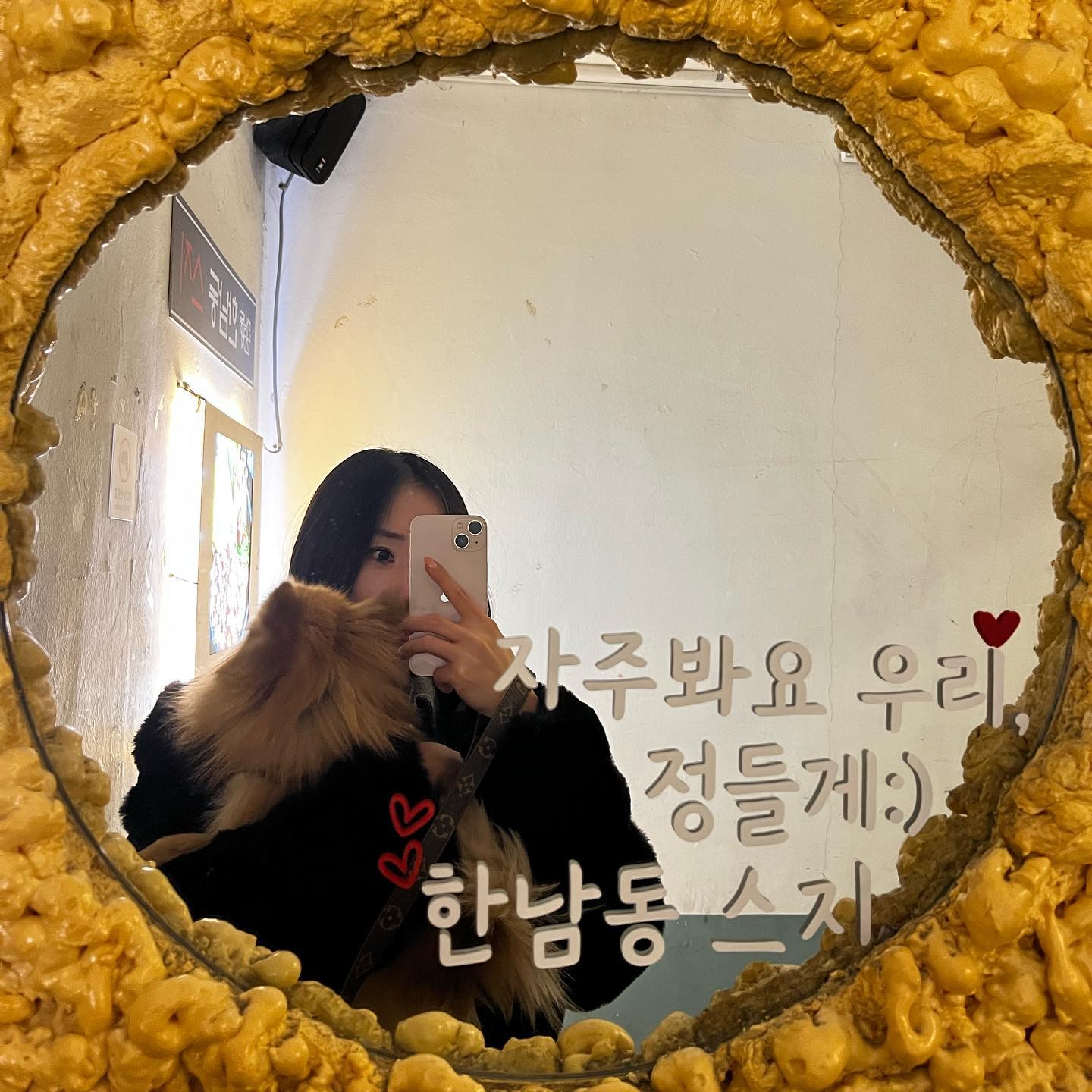 서면 한남동스지

jyul__ 식사권주셔서 다녀왔어요 감사합니다
비키니/바디프로필의상은 제이율❤️

역근처 강아지랑 같이 갈 수 있는 스지맛집

원래 🔥불스지 먹을까도 고민 했는데
동생이 🌶️매운걸 못먹어서🥵
날도 추운데 따뜻한 스지전골이랑 🍳간장계란밥 시켰어요

언니랑 동생은 맥주랑 먹었지만(소주는 3,900원으로 할인 하고 있더라구요)
밑반찬도 나와서 저처럼 술 안먹는 사람한텐 밥집 같기도 했어요

1인 스지탕도 있어서 혼밥,혼술도가능할듯

가게 분위기도 데이트하기 좋게 예쁘고 사장님은 더 예쁘신데 강아지를 너무 좋아해주셔서 그리고 손님들 마저 강아지 좋아해줘서 마음놓고 풀어서 편하게 먹을 수 있었어요 

강아지 없이도 입장가능한 일반 술집이에요^^

스지전골은 많이 안먹어봤는데 맛있어서 하나도 안남기고 다 먹었어요
다먹고나서 사리 추가할걸 하는 생각을 했네요

다음번에 또 불스지먹으러 갈게요😍

✅네이버영수증리뷰시 소주or음료 1병제공
Sns인증시 사리추가or음료 1병제공 이벤트중

🐶애견동반가능

⏰매일 오후5시30분-새벽2시
(라스트오더 새벽1시)

📍 부산진구 서전로10번길 38 2층
(부전동 162)

#부산진구 #서면 #부산서면 #한남동스지 #부전동 #서면역 #부전동맛집 #부산술집 #서면술집 #부산애견동반 #서면가볼만한곳 #부산핫플 #서면핫플 #부산가볼만한곳 #서면맛집 #부산맛집 #서면핫플레이스 #부산핫플레이스 #부전 #부전역 #서면데이트 #부산데이트 #서면여행 #부산여행 #서면밥집 #부산밥집 #서면술집추천 #부산술집추천 #부산여행코스 #서면데이트코스