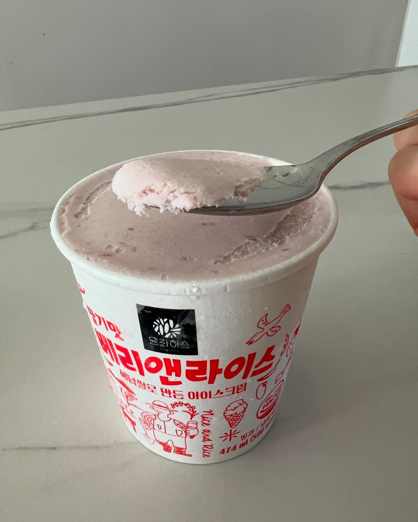 베리앤라이스 쌀 아이스크림이에요!🍦

적접 농사지은 해남쌀로 만들어 믿고 먹을 수 있는
아이스크림이에요🍧

달콤한 딸기맛과 쫀쫀한 식감🍓🍓🍓
중독성 대박이라 열자마자 반이상 먹었어요~ ㅎㅎ

소화가 잘되어 부담없이 즐길 수 있는 디저트 아이스크림이에요 🤗 다먹어도 속이 편해요 👍
No우유!! No!! 계란 락토프리구요. 
저칼로리에 저지방 간식이라 살찔 걱정이 적어요
콜레스테롤도 0% 지방도 4%!! 대박~~😆
 
기후변화 적응 벼품종 만들기 1% !
상품대금의 1%는 기후변화 적응 벼 품종개발비로 사용된다고해요. 좋은 일까지! 
 

#협찬 #아이스크림 #쌀아이스크림 #딸기아이스크림 #락토프리 #디저트 #윤라이스 #저칼로리간식