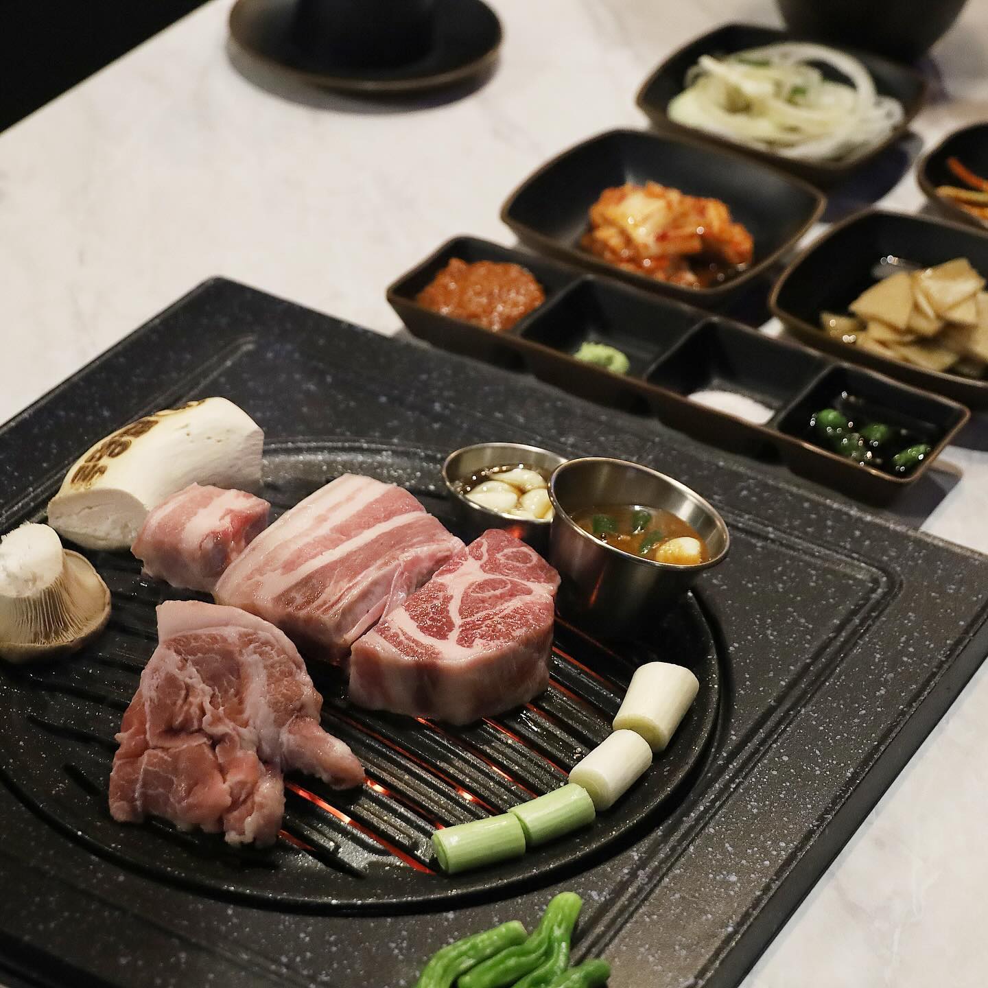 🫢🫢
짱 맛있는 고기! 고기 구워주는 곳!
#울산명촌맛집 #울산고기집 #동명집
dm.zip_official 
.
제주에서 직송 받아 72시간 숙성한 고기를
두툼하게 잘라서 지리산 참나무 숯에다 구워 먹는
찐 고기 맛집
.
쫠깃쫠깃 고기가 진짜 맛있고
밑반찬도 꽤나 알차당 😚😚
미리 네ㅇ버 예약 후 방문하면 #김치찌개 서비스
꼬들목살 꼭 먹자
.
#울산명촌고기집 #울산삼겹살맛집 #울산꼬들목살
#울산고기집맛집 #울산고깃집 #울산명촌회식
#울산북구맛집 #울산북구고기집 #울산명촌삼겹살
#명촌삼겹살 #명촌고기집 #명촌맛집 #울산맛집
#꼬들목살 #제주삼겹살 #고기집 #맛집