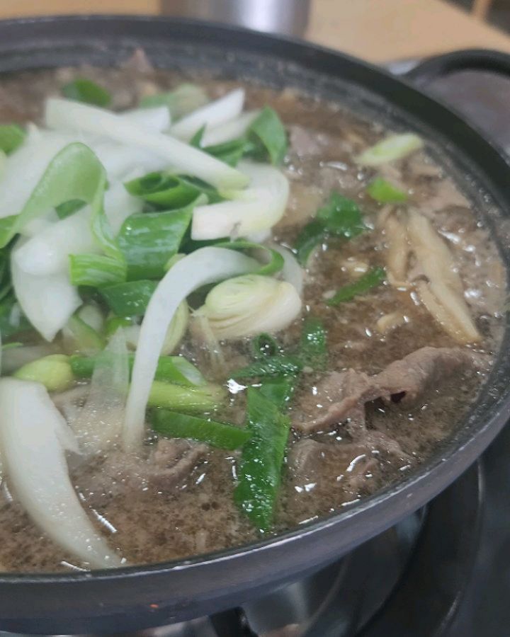 보글보글 잘 끓는구나 소불고기야.
오랫만에 만나는 아들녀석이랑
겸상하고 앉아보니
감회가 새롭던 시간💦

분명히 소불고기 정식 2인 주문 했는데
나온 양을 보니 이건 3인분이라 해도 믿겠음.
게다가 이미 깔린 밑반찬 이외에도 반찬 셀프 운영중이라
반찬만 집어먹어도 베가 부르다

#연무대맛집#논산시맛집#논산한식#논산맛집#논산도시락#논산단체급식#논산데이트#논산여행#연무읍맛집#충남도시락배달#충남단체급식#단체급식#야유회도시락#양반본가#양반대가

✅️충남 논산시 연무읍 마산리 701-27
✅️양반대가
✅️단체급식, 도시락도 판매중