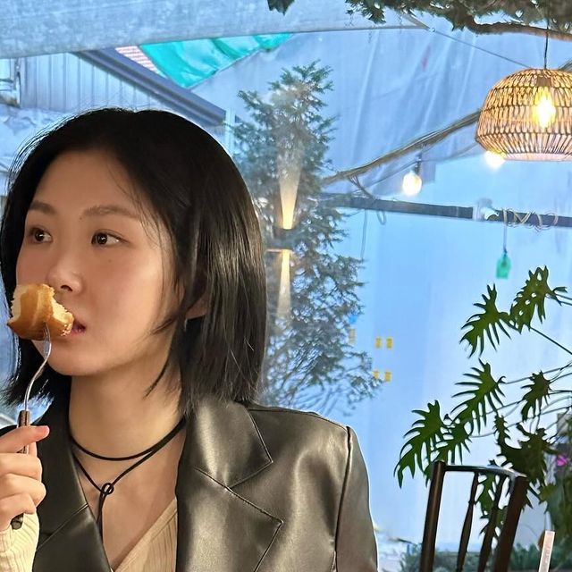 송아현 on Instagram: "#광고 으른의 향기가 느껴지니~? 너도 할 수 있어^_^! 블랙하비의 'OH, ROSE' 향수만 있다면🫰🏻 내가 뿌린 향은 약간 상쾌한 장미향이 은은하게 퍼지는 느낌 청량한 느낌이