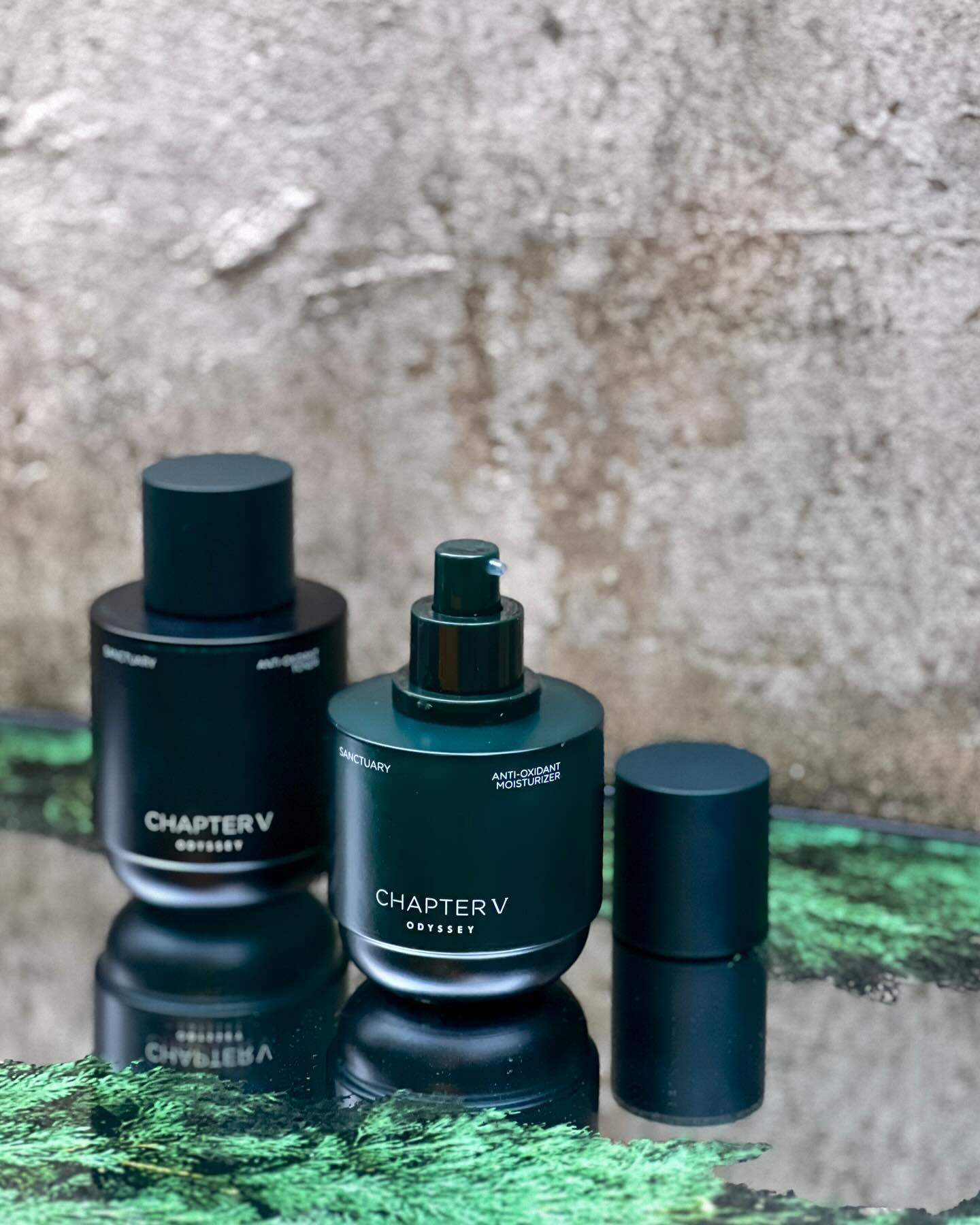 #광고
odyssey_skincare 
화장품을 고를 때 선택 기준은 무엇일까요?
패키지 디자인과 성분도 물론 중요하지만 저는
사용할 때 코끝을 스치는 본연의 향을 기준삼습니다.
과하지도 않고 은은한 향을 좋아라 하는데요.
오딧세이 챕터파이브 생츄어리 제품의 향은
편백향의 산뜻한 느낌의 향과 무화과의 싱그러운
향으로 바를 때 마다 기분 좋아집니다.
남자들은 과한 향 보단 은은한 걸 좋아하니까요.
물 흐르듯 한 제형보다는 꾸덕한 제형을 좋아하는데
적당한 점도로 발림성도 좋아서 남자들이 
부담없이 사용 가능할 것 같네요. 
항산화,주름개선,미백,수분충전 등 제품의 기능성은
안티옥시던트란 이름 처럼 강력 합니다.
남자는 이것 저것 안 바르기에 이런 기능성의
스킨케어가 중요하니 필수품이라 할 수 있겠네요.
.
.
.
.
.
.
.
#오딧세이 
#챕터파이브 
#생츄어리 
#슬로우에이징 
#남성스킨케어 
#항산화
#남자스킨케어 
#항산화화장품