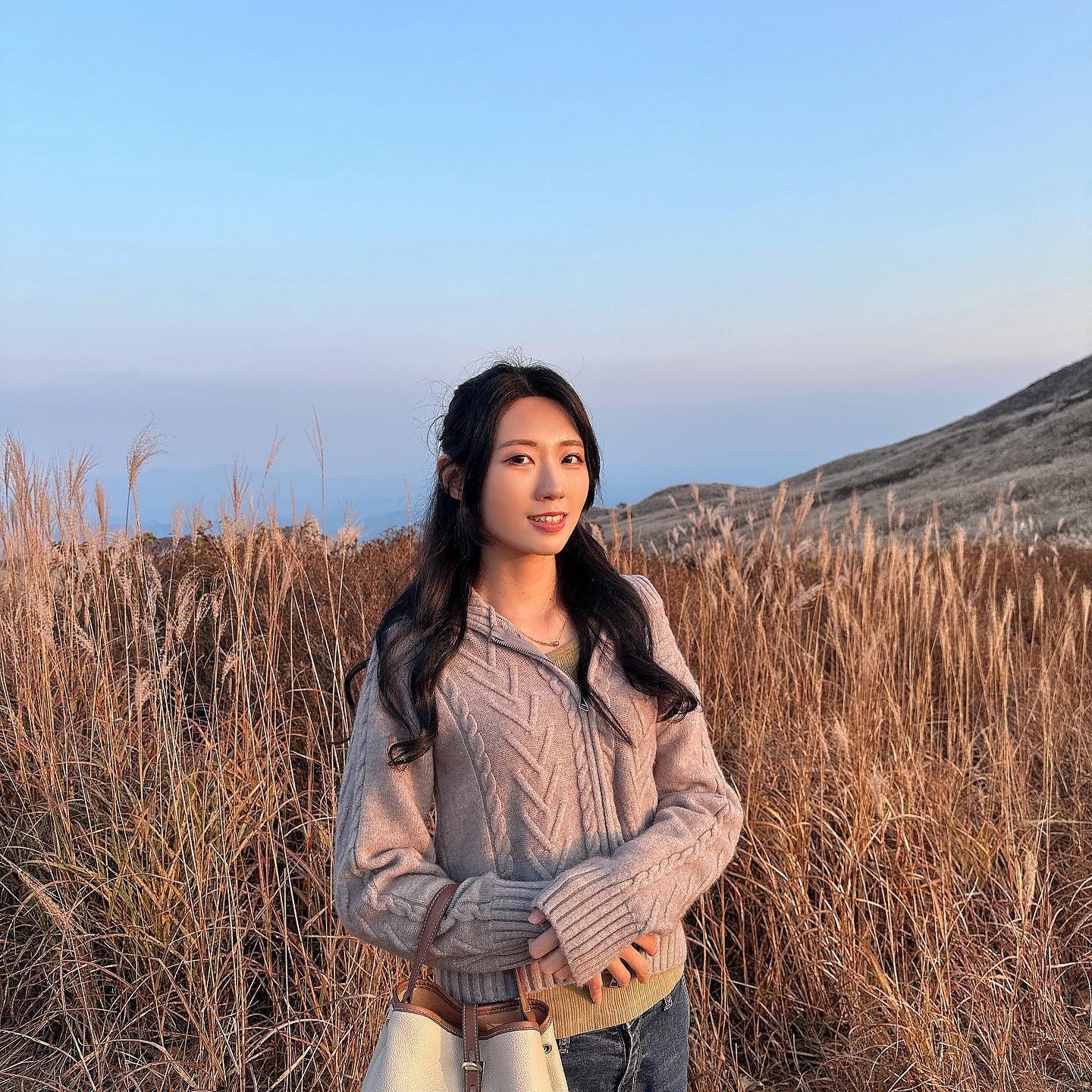 🌾 황매산 억제축제 🌾
매년 가는 억새축제 뒤늦게 올리기

노을 질때가 확실히 사진이 잘나와요
해지기 2시간 전쯤에 가는걸 추천해요
정신 없으면 SNS 못하는 편이라 매번 몰아서 올림😌,, 
그래서 카톡 답도 느려서 급한일 전화 부탁드립니당
여러개 병행해서 수행하다 보니 과부화 걸려서 겨우 쳐냄🫨

핀란드 다녀오기 전후로 피터지는 중
올해는 내내 바쁠 예정🥹
개미는 밤낮으로 🐜 하루종일 일을 뚠뚠🐜
많이 벌고 많이 쓰고 많이 모으자!