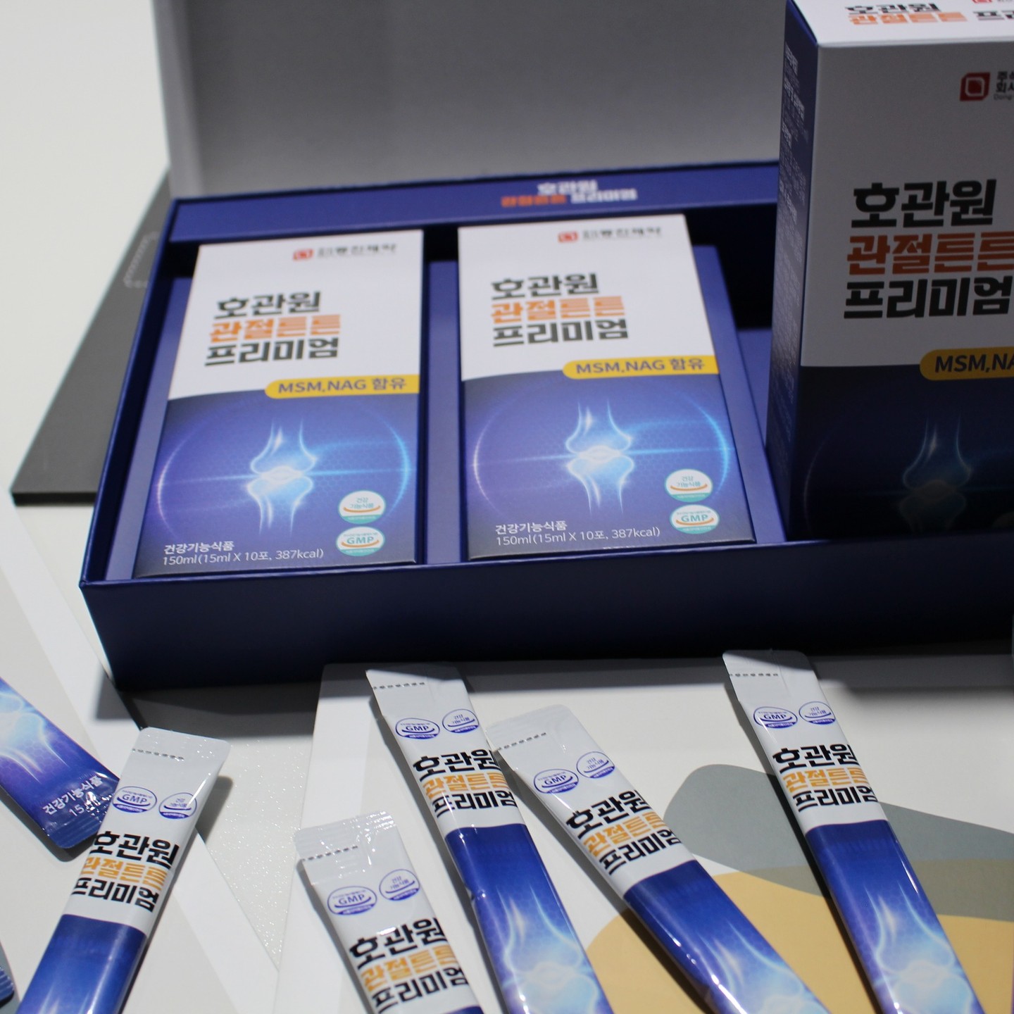 #협찬#공구 
아주 좋은 제안을 받아 제가 첫 공구를 진행하게 되었습니다~!
저한테 많은협찬 공구가 제안이 들어오는데 다뿌리치고 호관원에 올인했습니다. 왜냐하면 밑에글을 읽어보세요!

제가 소개드릴 제품은 호관원이라는 관절 및 연골 건강에 도움을 주는 건강기능식품인데요~

호관원의 CHECK POINT

 1. MSM 1,500mg : 관절 및 연골 건강에 도움을 줄 수 있음
 2. NAG(N-아세틸글루코사민)0.5g : 관절 및 연골 건강에 도움을 줄 수 있음
 3.엄선된 부원료 12종 : 동진제약(건강기능식품)에서 엄선된 부원료
4. 간편한 액상스틱 : 1포 가득 15ml
5. 믿을 수 있는 인증시설 제조 : GMP인증 제조시설

호관원은 인지도가 굉장히 높은 건강기능 식품으로 다가오는 추석, 부모님, 가족 선물로 알맞은 제품입니다! !

저희 어머님께도 호관원을 드렸더니 너무나 좋아하시더라구요~
아들 돈쓴다고 안좋아하시는분이
이건 고맙다며 너무 잘챙겨드셔서 제가 뿌듯합니다. 저는안먹고 어머니께
효과있는것같아??라고 매일물어보는데 이거 또사달라고하시네요...난감..

다가오는 8월5일부터 8월8일까지 진행합니다

많은 참여부탁드리겠습니다
거르고 걸러서 선택한만큼 절대 후회없으십니다!!