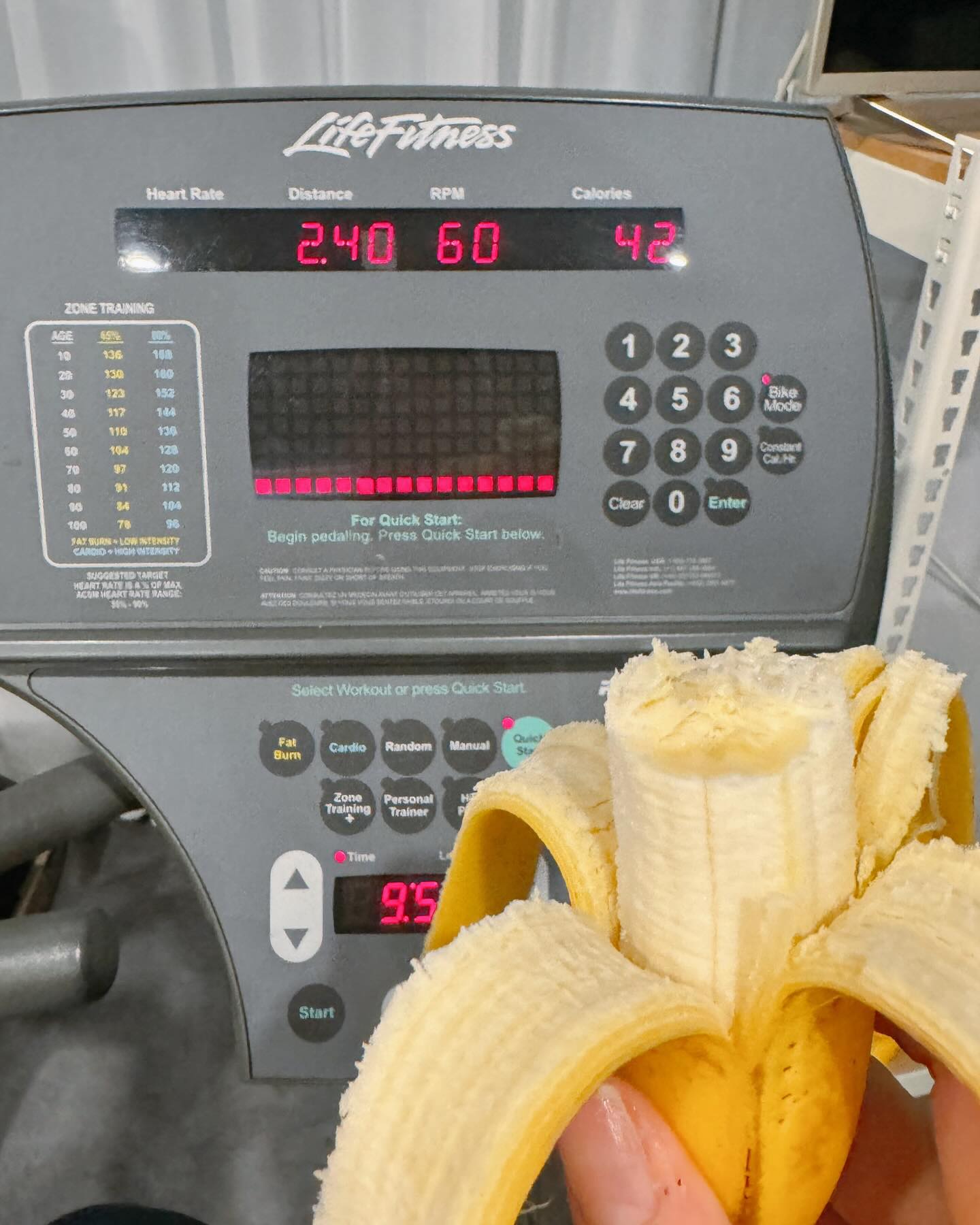 바나나 🍌 #오운완

운동할 땐 바나나로 탄수화물 채우려고 해요!
양질의 탄수화물 섭취가 근육 생성에도 꼭 필요한 거 아시죠? :)
원랜 바나나 사면 냉동실에도 얼려서 스무디 만들어 먹고 하는데 이번에 먹은 반값 바나나는 넘 달고 맛있어서 운동 때마다 챙겨서 갔어요 💪🏻

반값바나나는 CU에서 살 수 있는데 값도 반인데 맛은 진짜 최근에 먹은 것 중에 손에 꼽힐 정도에요!
한 봉지에 5개 정도 들어있어서 부담 없이 구매해서 하루 한 개씩 1주일 먹기 좋아요💛

운동 전 CU에서 반값바나나 드셔보세요

#반값반나나 #운동후바나나 #스미후루 #밸런스미 #스미후루서포터즈 #제품제공#오바완 #오운완