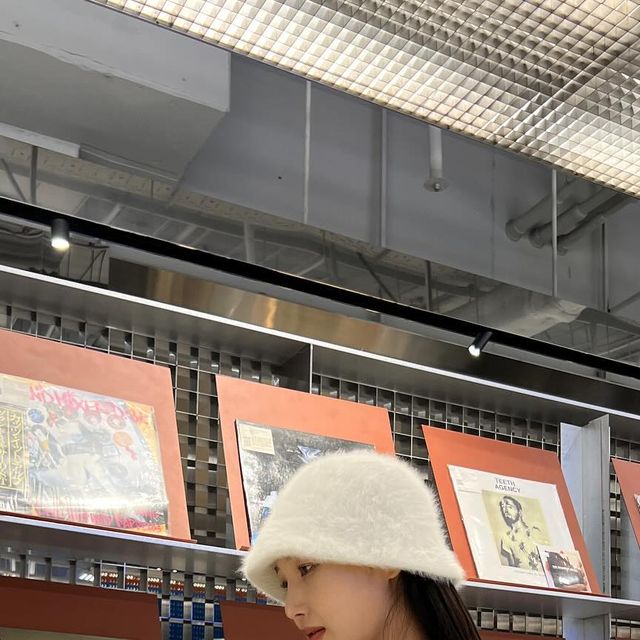 @yooons_ on Instagram: "#광고 @vivabrown_official 비건 레더의 소프트한 터치감 넘모 좋고 고급스러운 무드까지🤍 루즈핏으로 꾸안꾸에도 찰떡 ! 예쁘게 떨어지는 크롭기장이라 봄까지 야무지게 입