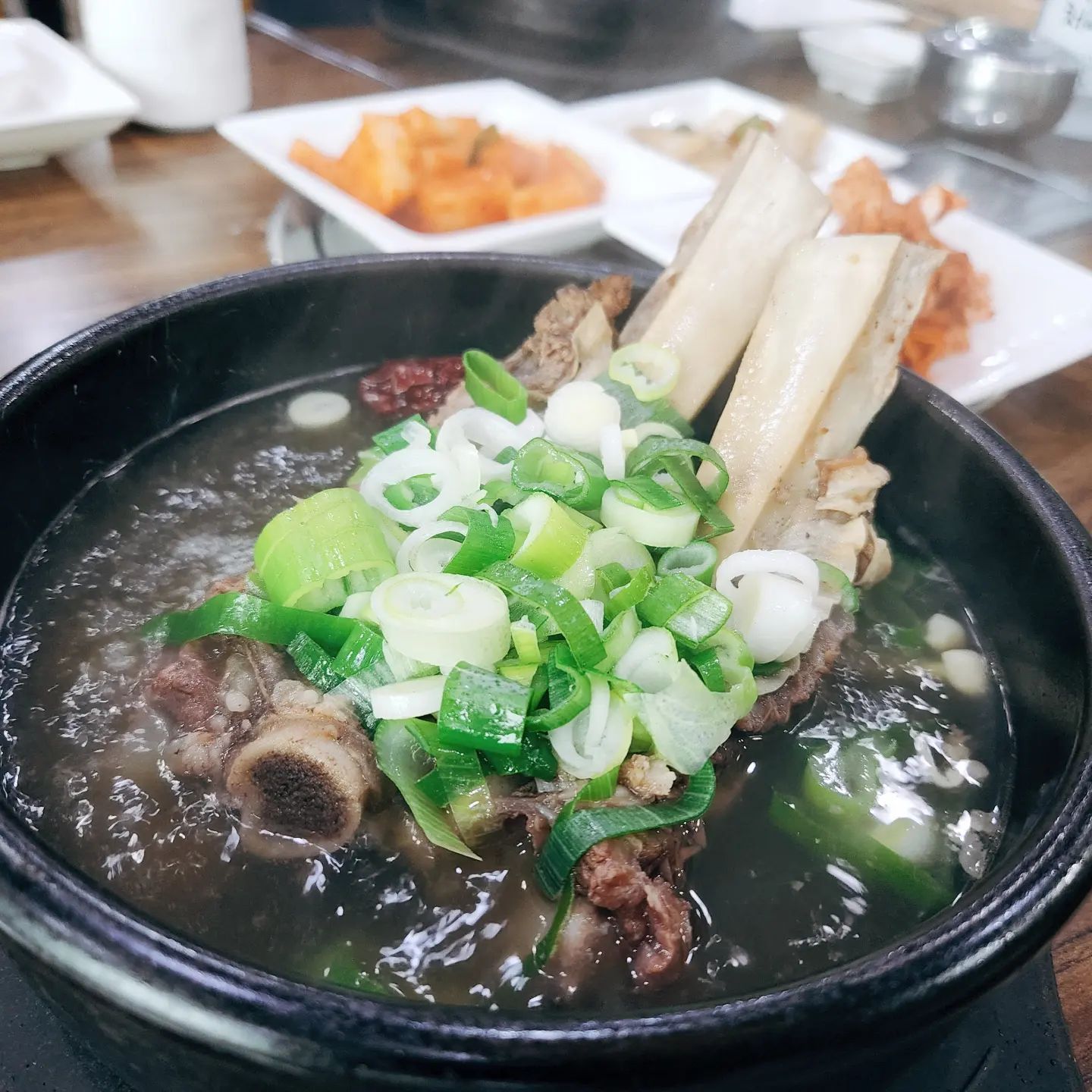 오늘 점심은 갈비탕♡
비와서 더 맛있는듯 ...

#오산갈비탕  #오산꼬기좋은집 #오산벌음동맛집 #오늘점심메뉴 #갈비탕맛있는집 #비오는날추천