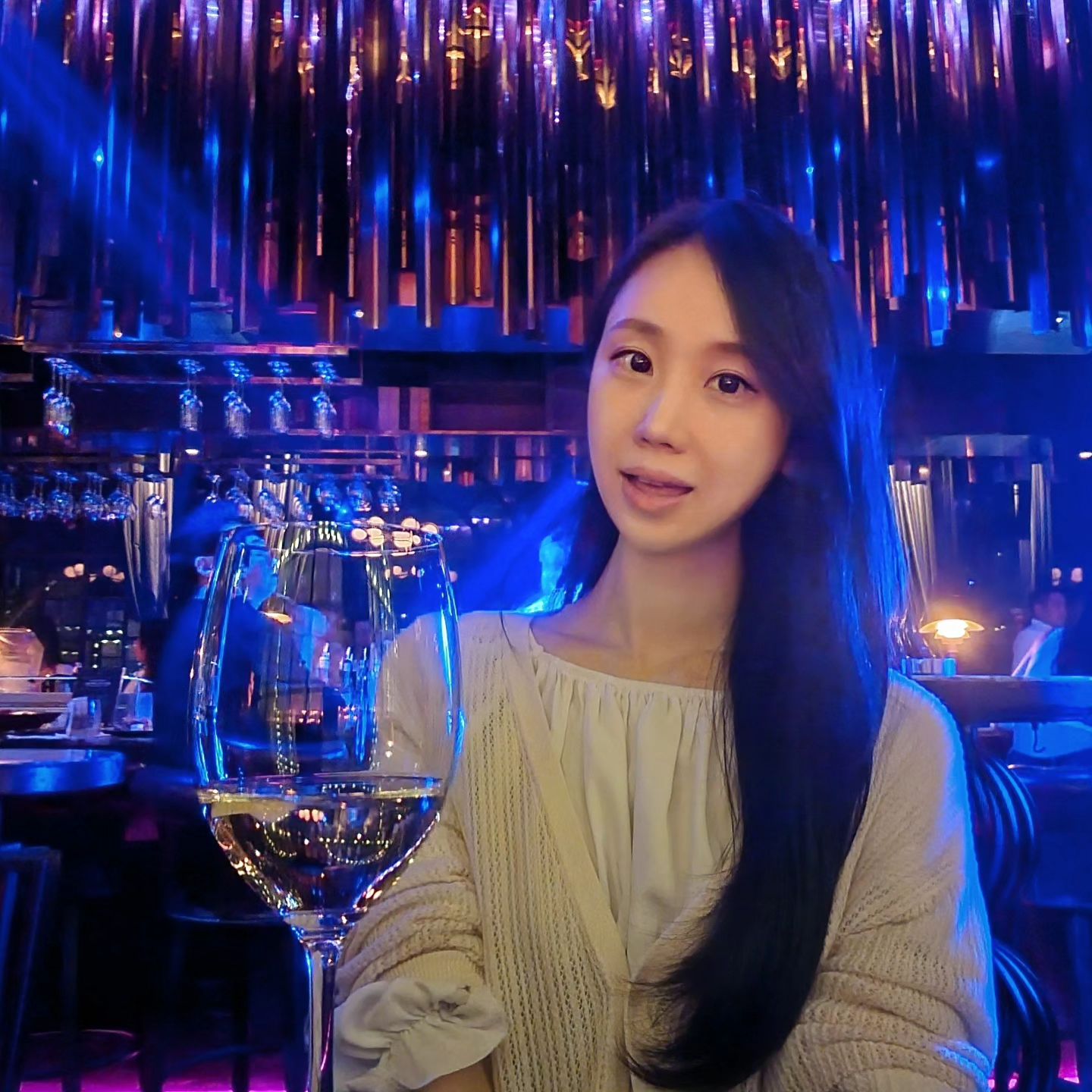 #협찬
Cono Sur Limited Edition Chardonnay/Chile White wine 70.0
Assorted Fruit & Cheese Plate 55.0

이국적인 아치형 창문🌇
대리석으로 만들어진 라운드 형의 긴 바🍾
모던한 인테리어 속에 글래머러스한 클래식함을 오묘하게 갖춘 라운지 바😍
연중무휴, 매일 밤 늦은시간까지 다양한 일식 퓨전 요리와 음료 이용이 가능🫠
활기를 되찾은 이태원에 꼭 가봐야 할 핫플😉
다양한 시그니처 칵테일과 샴페인을 즐기고 싶게 만드는 곳🍷
분위기가 끝내줘요 인테리어 쏘우 골져스🤭
불금에 우아하게 와인 한잔하기 적합한 곳👍

🎈글램 라운지 (서울 용산구 이태원로27가길 26 해밀톤호텔 별관 2층)
glamseoul
☎️연락처: 02-796-6853
⏰️일 - 목 19:00 - 03:00
금 - 토 19:00 - 05:00

#이태원 #글램 #글램라운지 #이태원라운지바 #이태원맛집 #이태원핫플레이스 #이태원라운지 #이태원바 #이태원데이트