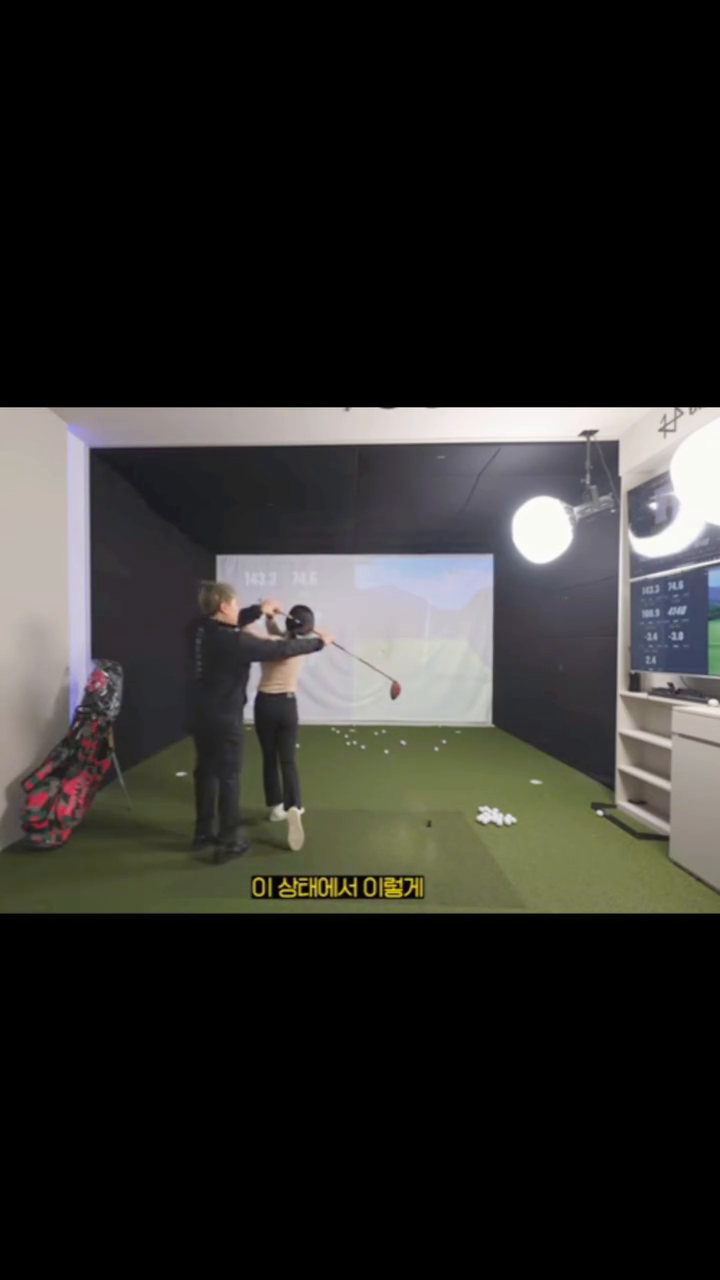 피니쉬란..?

젤 욕심나는게 피니쉬에요 
사실 피니쉬가 예뻐야 스윙도 예쁘고 뭔가 프로스윙 같은 느낌 😄😄

**골프 스윙의 피니쉬**

 피니쉬가 올바르면 다음 스윙을 하는데 균형을 잡고 부상을 예방하는 데 도움이 되고, 정확성과 비거리를 향상시킬 수 있습니다.

**피니쉬의 핵심 요소**

* **균형:** 

[Image of 균형 있는 골프 스윙 피니쉬]
* **팔과 클럽의 위치:** 팔꿈치는 몸통에 밀착되어 있고, 클럽은 머리 위로 쭉 뻗어 있어야 합니다.

* **어깨의 위치:** 오른쪽 어깨는 왼쪽 어깨보다 약간 높게 위치해야 합니다.

**피니쉬의 연습 방법**

피니쉬를 향상시키기 위해서는 반복적인 연습이 필요합니다. 다음과 같은 방법으로 연습을 해보세요.

*스윙을 하기 전에 피니쉬 자세를 먼저 취해봅니다.
*스윙을 하면서 피니쉬 자세를 유지하는 연습을 합니다.
*뒤에서 누군가가 피니쉬 자세를 확인해주는 것이 좋습니다.

hobbitgolf ..