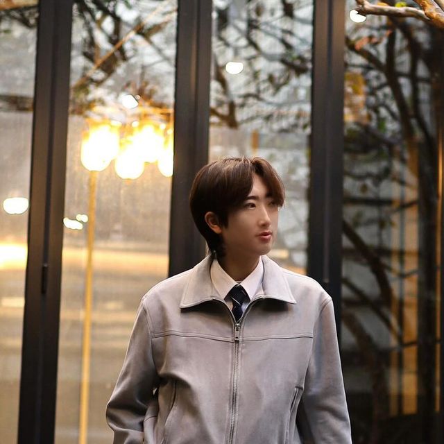 𝒩ℯ𝓌 𝒟𝒶𝓎 on Instagram: "엔틱한 배경과 너무 잘어울렸던 착장💡 바이커 카라와 스웨이드의 만남 묵직한 연출까지🌟 #협찬 @1rony9orno_official 에서 비건스웨이드 바이커 카라 스웨이드