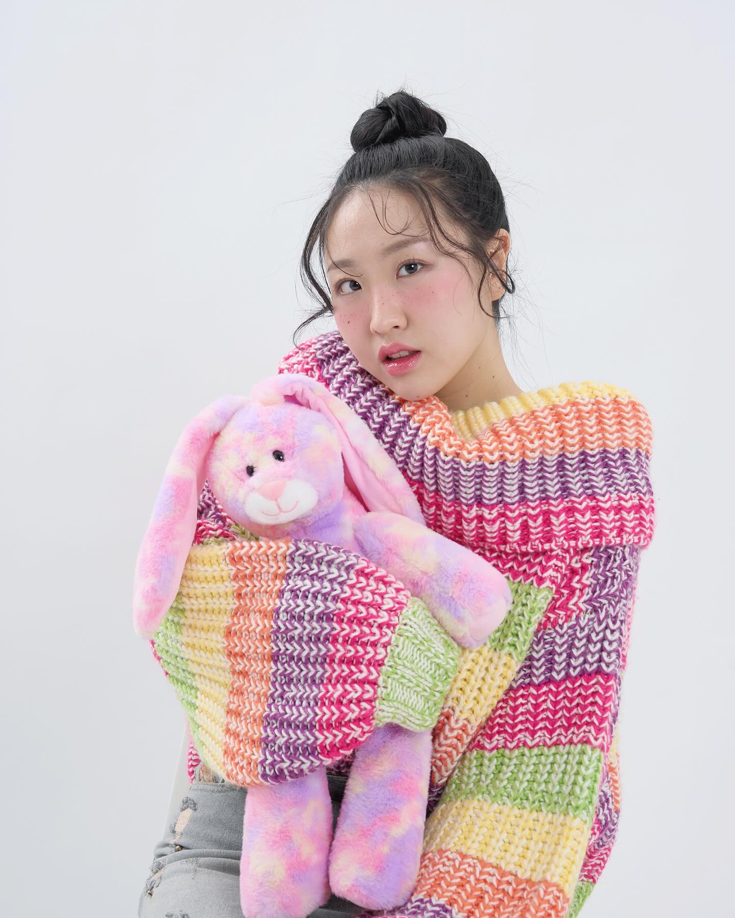 추석 맞이 달에서 토롱이 잡아 왔습니다. 🐰🍀
.
연속 세 번 피드 떠도 이해해주새오..
전부 썸네일 하고 싶어서 따로따로 올리고 싶은 거 진짜 참고 하나로 올리는 거니까 🥲🩵
.
.
.
P. uxshin 
H/M. diary._.hye0n