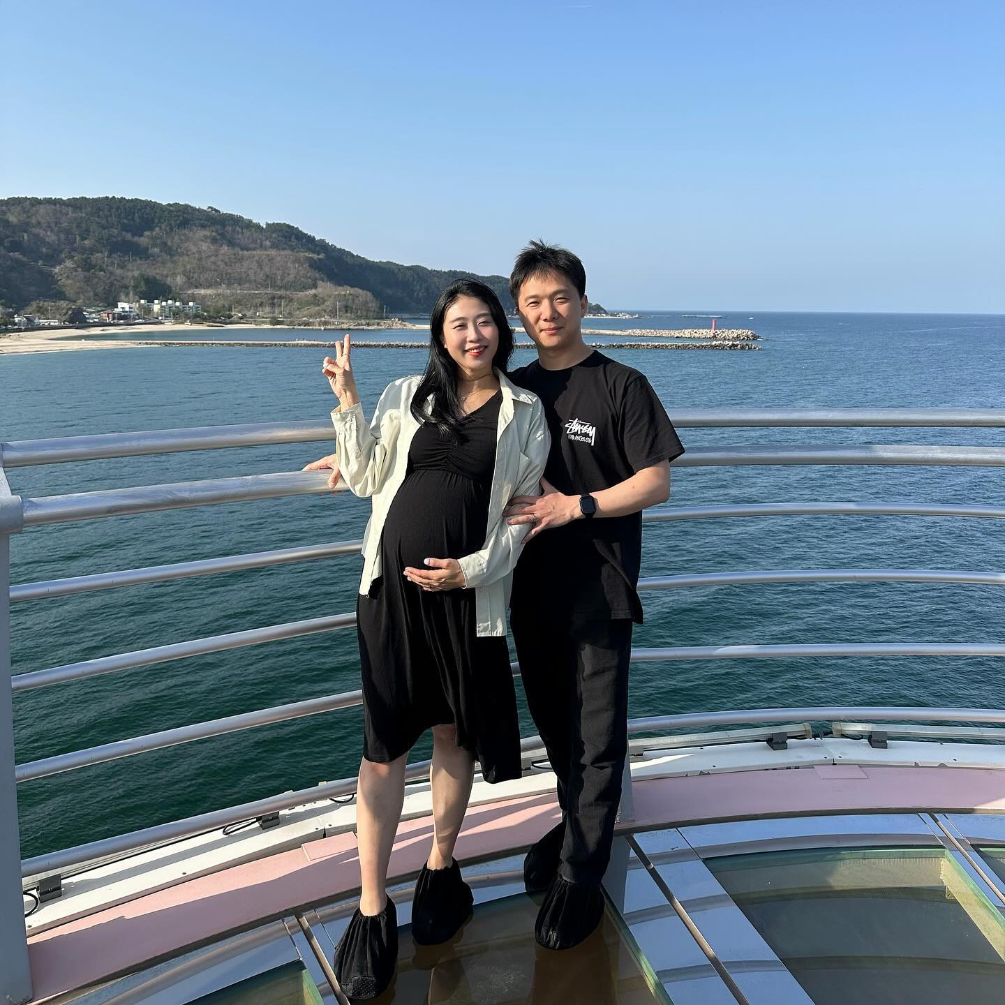 갈땐 무서웠는데 돌아올 땐 하나도 안무서웠다 ✌🏻
원래 처음이 무섭지 막상 해보면 별거 아닌것처럼 느껴지쟈나?
그리고 과정가운데 우쭈쭈 해주는 오빠 덕분에 우쭐 으쓱 💓
돌아볼수록 오빠와의 모든 순간이 그렇다 🥲 고마워 진짜르 !
(2번 영상은 주기적으로 봐야짘ㅋㅋㅋㅋㅋㅋㅋ)

#별맹부부 #울진여행 #등기산스카이워크