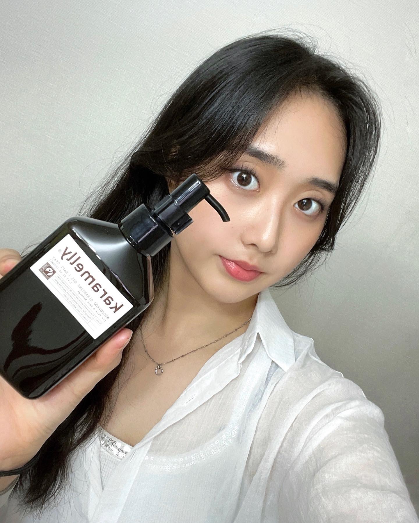 #협찬 
보습 효과랑 피부 노화 방지까지 
해주는 요즘 클렌징 오일 클라스🤍
#카라멜리 

오일리하고 부드럽게 롤링 해주니까 피부 자극 없이 화장도 말끔하게 지워지더라구요:) 

✨100% 비건 제품에다 친환경 재생 플라스틱 용기를 사용하여 환경도 지키는 ‘카라멜리’
또한, 피부 뿐만 아니라 노동자의 인권에 대해  생각하는 착한 브랜드 '카라멜리'에 많은 관심 부탁드려요!🌈🍀

✨🔅✨🔅✨🔅✨🔅✨
#karamelly #공정무역 #머스코바도 #클렌징오일추천 #피부관리꿀팁