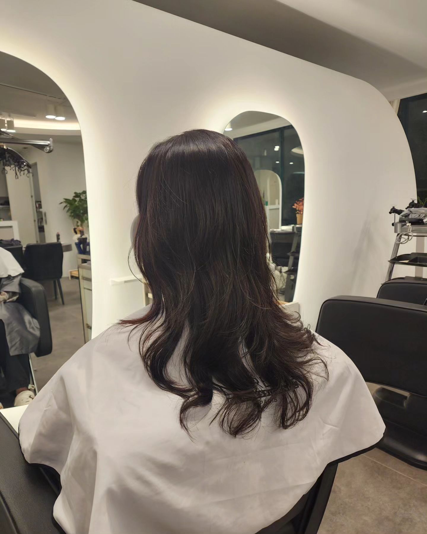 보정 없는 가벼운 레이어드 퍼엄~~

숱이 엄청나도 가능 하세오🙂🍂

#시연헤어2호점 #혜연점장 #레이어드s컬펌 #레이어드c컬펌 #근처미용실
