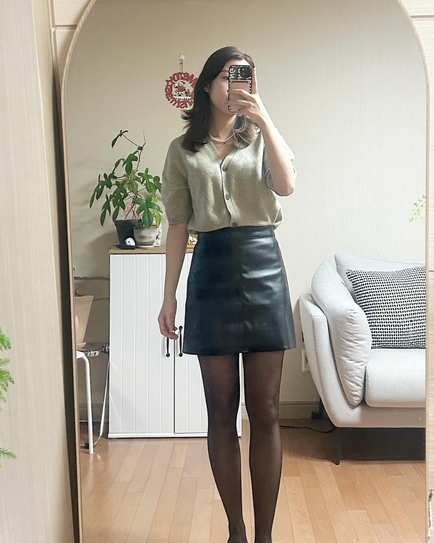 #glamjh_ootd #뗘니룩 #제품협찬 
오늘은 주말 적금샷 가져와써용🖤🤍
주말에 싱글인 서울 봤는데 잔잔바리 재밋더라구여
(사실 이동욱 얼굴이 꿀잼....🙄🙄🫣)
.
엄마찬스인 캐시미어 가디건에 레더스커트 입구
mattic.store 에서 보내주신 목걸이 착용했는데
코디에 넘나 찰떡인거 이쬬🥹🥹
키치한 느낌이 포인트 땋🖤🤍🖤🤍

Top : thecashmere_official 
Bottom : musinsa.official 
Acc : mattic.store 🎁