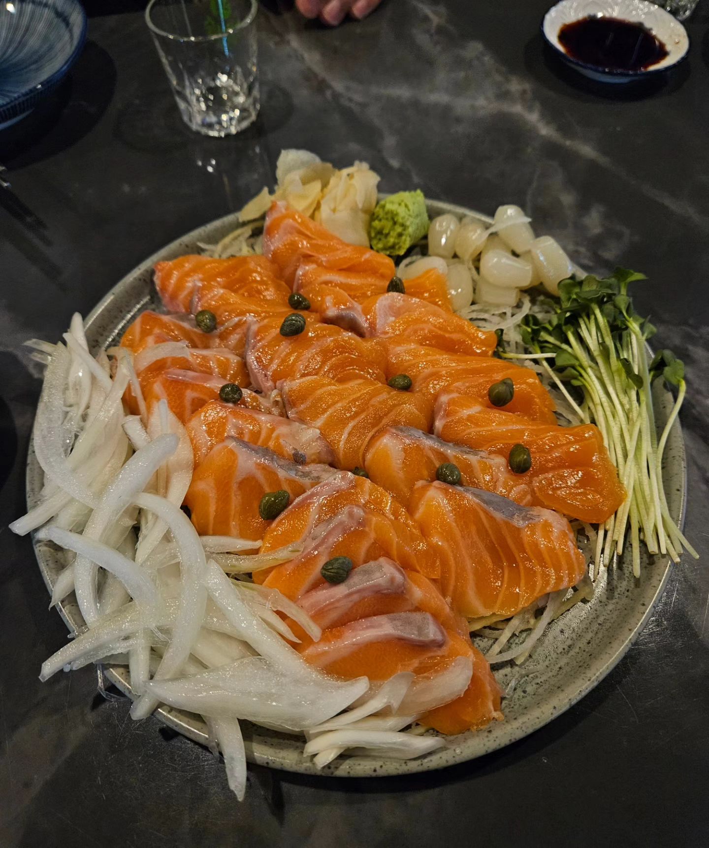 오랜만에 강구에서 한잔!
숙성연어회랑 삼겹살 숙주볶음을 먹었어요.
소주랑 완전 잘 어울림! 오랜만에 술마셔서 그런가 첫잔부터 어질어질😵‍💫 하지만 가늘고 긴 저는 2차까지 살아남았습니다!
맛있는 숙성회랑 삼겹숙주 먹고 후식으로 모찌리도후 먹었는데 크으으 정말 최고로 행복. 모찌리도후 최고최고
.
.
.
#강구맛집#강서구청맛집#강서구청숙성회#이자카야묭#숙성연어회#삼겹살숙주볶음#모찌리도후#이자카야#먹스타그램#선팔#선팔맞팔#선팔하면맞팔#선팔하면맞팔가요#선팔환영#맞팔#맞팔해요#먹팔#먹팔해요#좋아요#좋반#좋테#첫줄반사#좋아요반사#좋반테러#like#likesforlike#like4likes#f4f