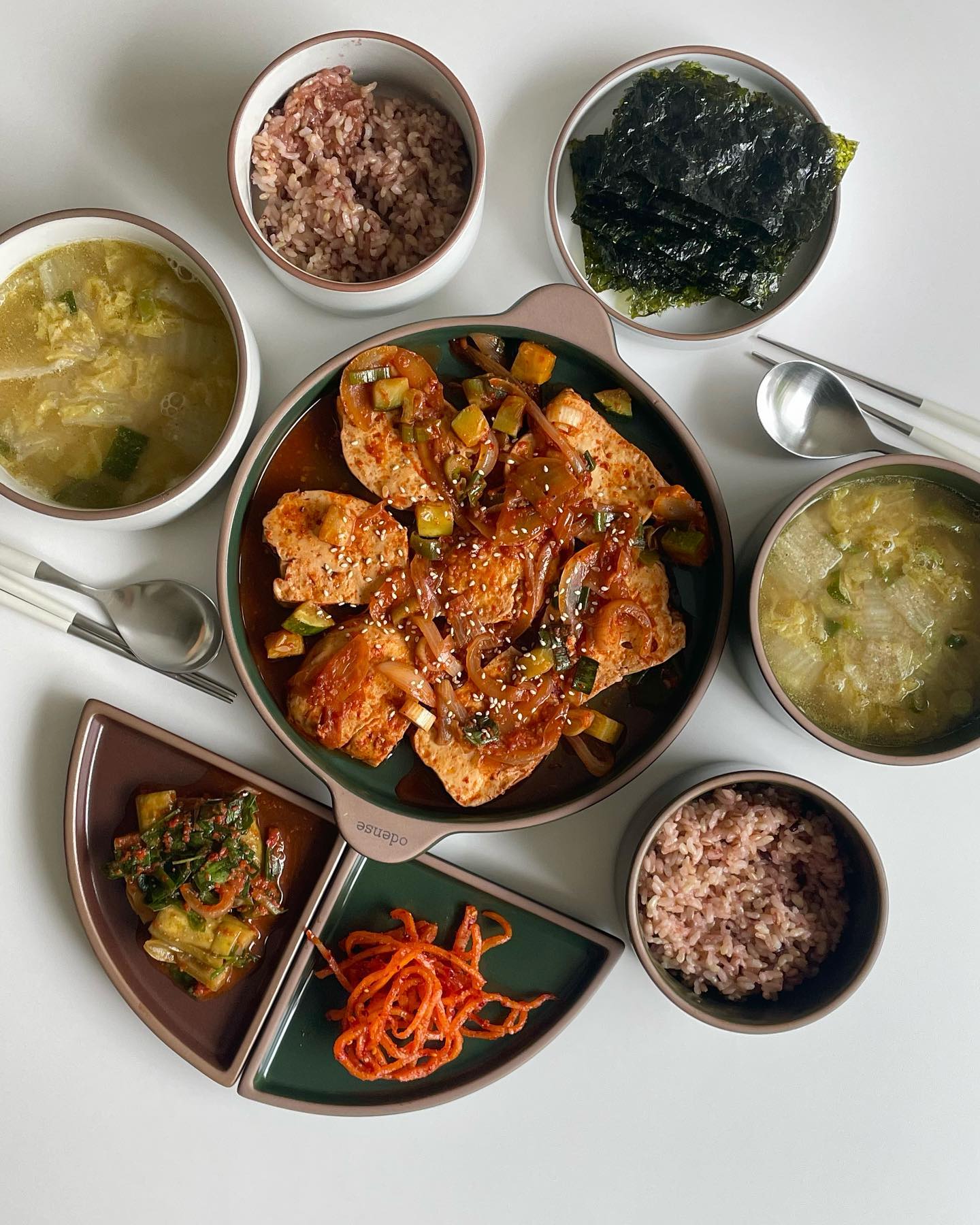 두부조림 & 배추들깨국
매뉴 조합 추천해요!!

식당에서 직접 만든 손두부 사와서 두부조림 했어요!!
배추국은 된장 없이 들깨로 했는데 너무 고소하고 맛잇었어요😋

배추를 살짝 데워서 먹기 좋게 썰고
국간장,들기름,마늘로 조물조물 한 다음 멸치육수에 넣어서 끓이다가 들깨가루를 넣으면 완성이에요!

건강하고 부담없는 식사하고싶을때 메뉴조합 추천해요💚

#배추들깨국 #두부조림 #집밥 #집밥메뉴 #점심메뉴 #저녁메뉴 #홈쿡 #홈스토랑 #밀키트 #간편식 #자취요리 #건강식 #건강요리 #신혼요리 #신혼밥상 #요리스타그램 #집밥스타그램 #먹팔 #소통 #욤욤쿡