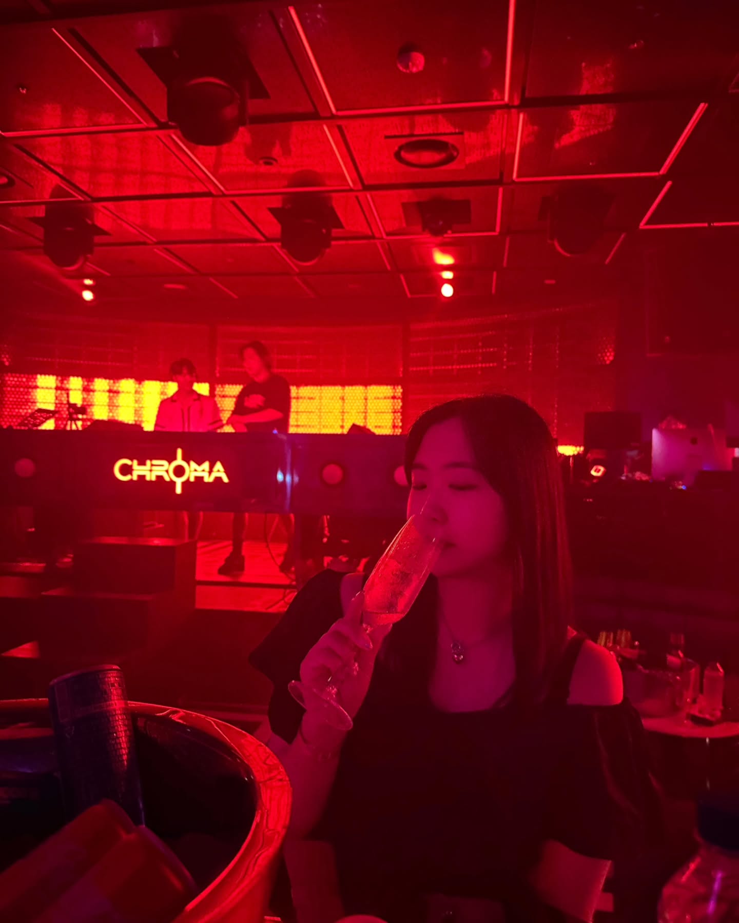 핫한 사람이 너무 많아 쭈글거렸던 크로마🔥
유교걸이라 적응을 못했지만 샴페인은 맛있었다!

#인천파라다이스시티호텔 #크로마클럽 #씨메르클럽파티 #여름휴가 #추천