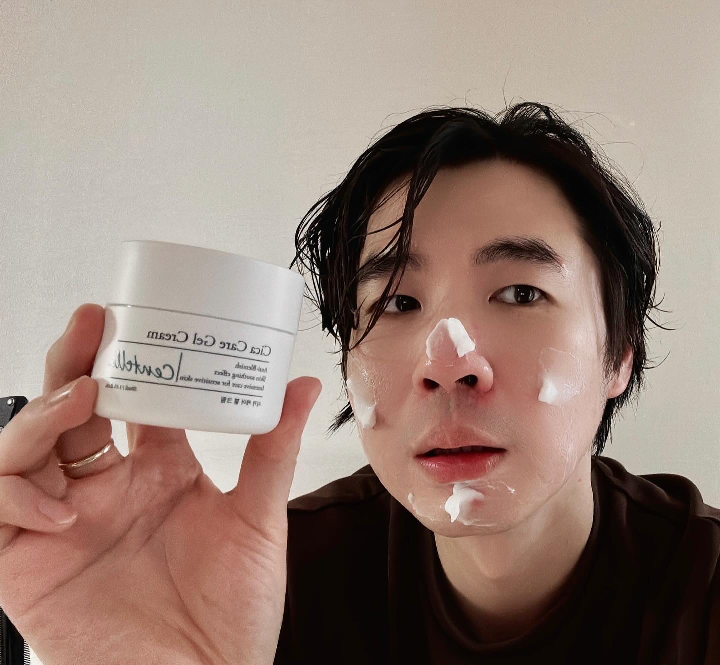 #협찬
민감한 피부의 진정 히어로
✨데일리시 시카 케어 젤 크림✨
👉🏻👉🏻https://smartstore.naver.com/dailish/products/5146563945
⠀
나는 항상 피부가 좋지 않아😫
좋은 화장품을 사용해야하는데
이번에 사용한 데일리시의 시카 케어 젤 크림은
제주의 청정 자연에서 얻은 병풀추출물과
마데카소사이드가 함유되어 있어,
피부 트러블을 강력하게
진정시켜주는 젤타입 크림이다🤩
최근 울긋불긋하고 피부가 좋지 않을 때
4일 동안 이 크림을 발라봤는데,
아침에 눈에 띄게 피부가
가라앉는 걸 느낄 수 있었음🥰
무엇보다 부드럽게 잘 발리는 질감과 함께
피부 속까지 촉촉하게 채워주는 느낌이 정말 좋았음.
그래서 찾아보니 청정 제주에서
자생하는 녹나무잎 추출물이 함유되어 있어,
지친 피부에 에너지와 수분감을 전달해주고,
예민해진 피부를 순하게
진정시켜주는데 도움을 준다고 함👏🏻
이렇게 데일리시 시카 케어 젤 크림과 함께라면,
피부 진정과 피부 장벽 강화, 저자극 케어,
수분 손실 방지까지, 피부 걱정 없이
편안하게 하루를 보낼 수 있을 것 같음👍🏻
제주공항 면세점에서도 구입할 수 있다고 하는데
나처럼 민감한 피부를 가진 분들,
데일리시 시카 케어 젤 크림으로
피부 트러블 걱정을 덜어보세요🙏🏻
⠀
#dailish #데일리시 #피부진정 #트러블진정 #병풀추출물 #제주공항면세점 #정제주 #자연유래추출물 #피부장벽강화 #저자극케어 #수분손실지 #녹나무잎추출물 #마데카소사이드#2024