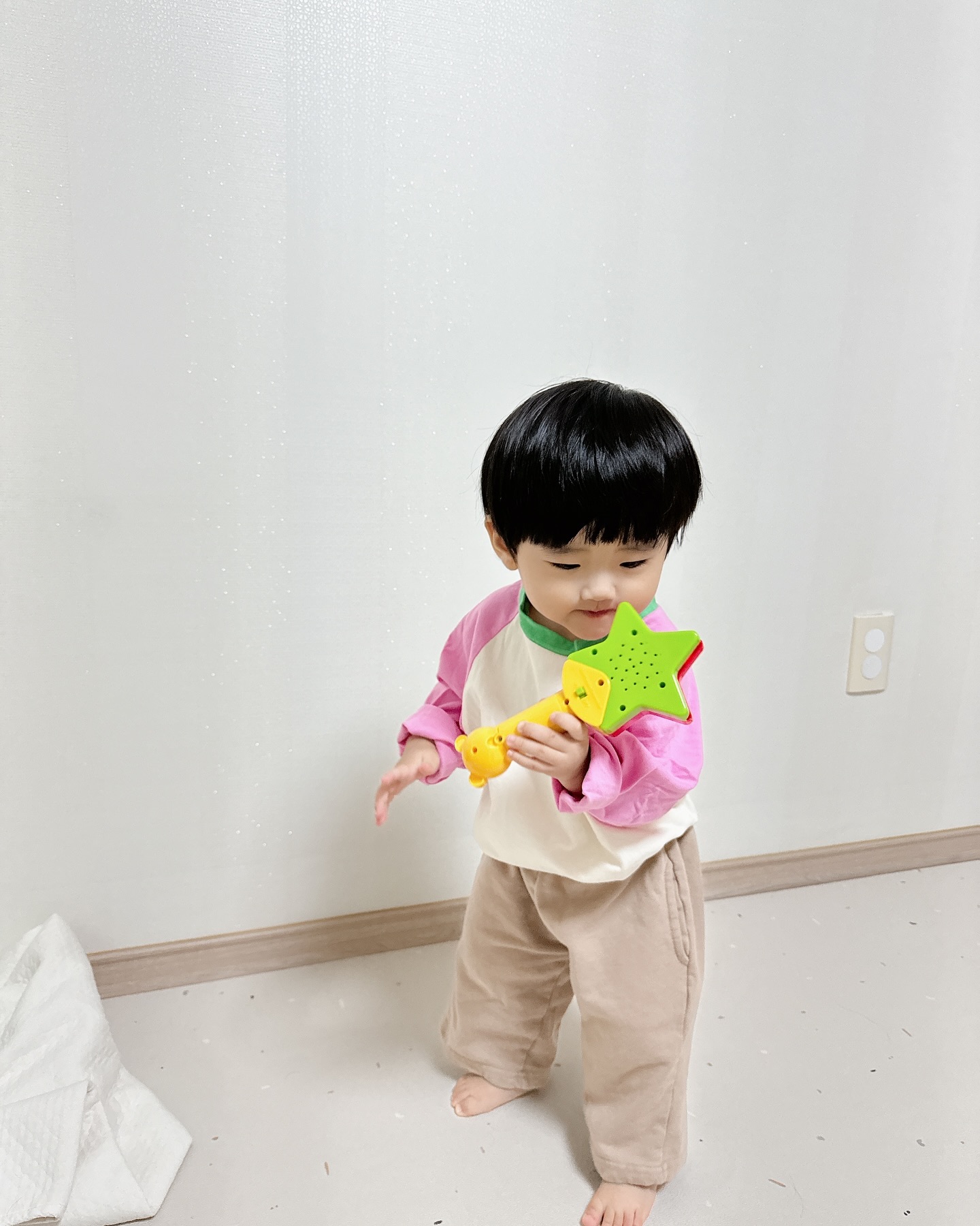 💗 쪼꼬미 벌써히원시간 💗

등원한지 얼마 된거같지않았는데
금방 하원시간 😃

시간 금방 가는구나 

찬이 오기전 찬이간식도 만들고 집안일하기 끝!

#육아팅 #육아일기