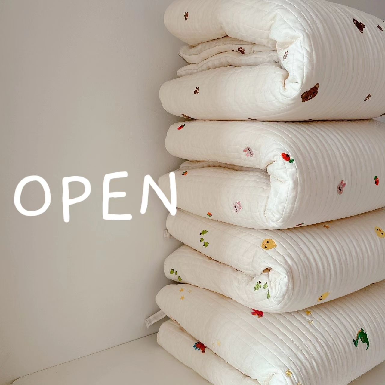 면100수 낮잠이불 OPEN ❤

​

퀄이~ 퀄이~ 말하기 입 아플정도입니다!!

​

꼭 실물 보셔야해요 사진도 예쁘지만
눈으로 보고 만져보면 아실거에요

좋은건 다했어요
면100수 .누빔.자수.양면 까지 완벽 그자체!
4가지 자수로 귀욤 뽀짝하게

바로배송으로 준비했습니다
기존에 디자인에 양면으로 사용할수있게

자수,체크 양면으로 낮잠이불 하나로 두가지 느낌!

신학기 얼집 등원은 아이뽀 낮잠이불과함께!

▫️패드 
사이즈 80×130
면100수 4온스 누빔원단(자수)
바닥 면60수 바이오워싱원단
10온스 저데니아솜 

​

▫️이불 90×130
4중거즈 자수

​

▫️베개 45×25
베개솜 마이크로화이바솜(휴비스)

▫️디자인
토끼.공룡.병아리.곰돌이

🚚배송
평일2-3일내 바로배송

원단리오더시 평일기준4-5일추가

#국내원단#국내제작

➿️주문은 디엠,댓글 주세요