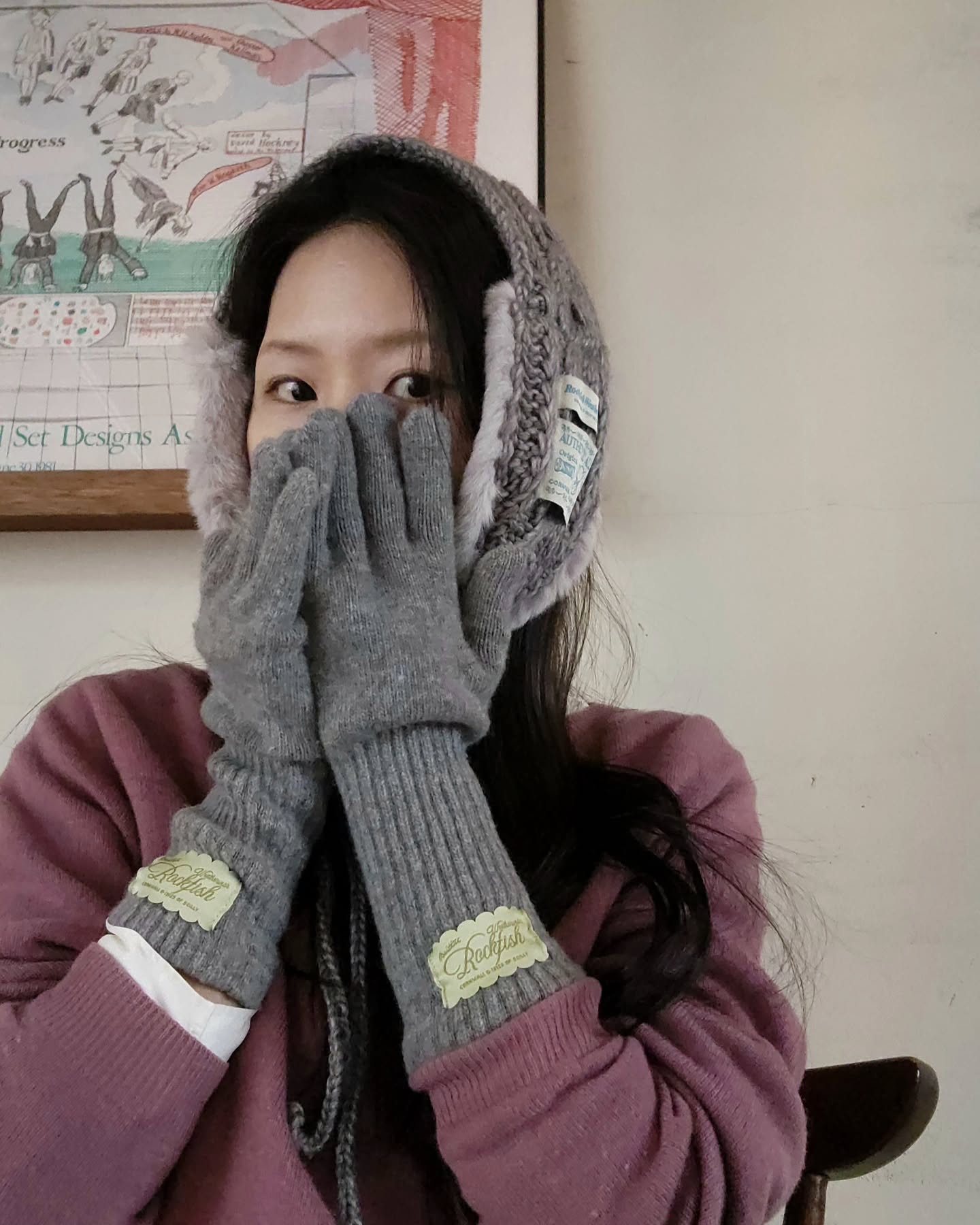 #월동준비 완료!

아침에 출근할 때마다 귀가 떨어져나갈거 같길래
#귀도리 하나 장만했어요.

군밤장수와 떡장수 중에 고민하다가 결국 떡 사세요 선택.

턱 끈을 정말 꽉 묶지 않으면 헐렁거리는게 문제긴한데
털도 보들보들하고 따숩습니다.

덤으로 #니트장갑 도 하나 마련했어요.
손가락 구멍이 뚫려있으니 이제 밖에서도 폰 봐야징.

#락피쉬웨더웨어 #니트귀도리 #이어머프 #데일리룩 #출근룩 #ootd