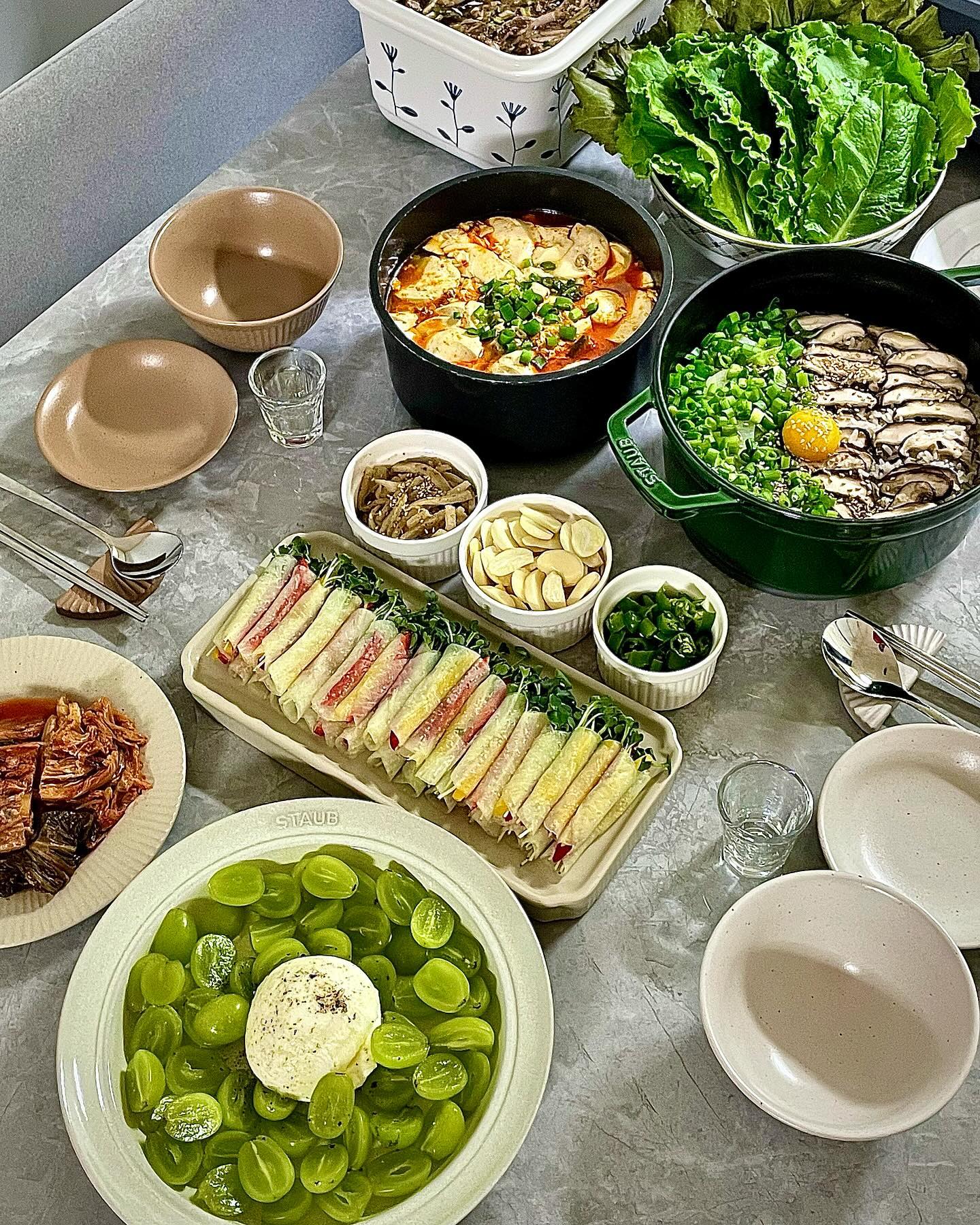 #집밥쮸선생👩🏻‍🍳🍚 

#밀린피드
” 처음으로 재워본 LA갈뷔 “
선물로 들어왔던 라갈비 전 날 열심히 재워두고
다음날 아버님어무님 초대해서 굽굽 해묵었어요😌🤎

라갈비랑 먹을 무쌈말이 상큼하게 말아주고 (일부러 오리고기 안넣음!) 곁들임 반찬으로는 무나물 / 고추 마늘 쌈 김치 준비-

버섯솥밥이랑 순두부찌개도 끓여서 올려주니 맛의 밸런스가 좀 맞지유😗🤍
버섯솥밥 고기 구울때 데우느라 밑에 누룽지 생겨서 어무님이 숭늉 끓여주신.. 오히려 조와🖤
샤인머스켓 잘라서 부라타치즈 올려 샐러드해주고
(어제 피드는 스포였어유🌝)
마지막 후식은 아버님어무님이 사오신 메론으루 종결🍈
(feat. 남편이 예쁘게 자른 메론💚)

한 끼 한 끼 내가 차린 밥을 맛있고 행복하게 같이 먹어주는 사람이 있다는게 최고 행복인걸 또 느끼는 요즘임돠🫶🏻

오늘의 꿀조합🍽️
-
#샤인머스켓샐러드 #la갈비구이 #무쌈말이 #순두부찌개 #버섯솥밥