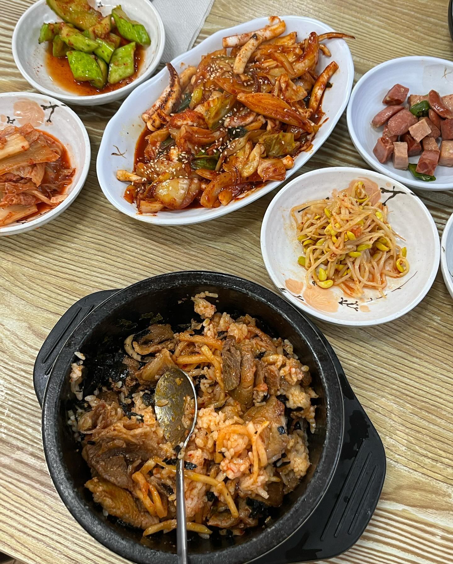 #골목식당 #가산디지털단지맛집 #가산디지털단지역맛집 #가산디지털단지점심 #가산디지털_자평

🍚골목식당🍛
: 서울 금천구 가산디지털2로 127-115

가디에서 점심을 먹기 시작한지 6주차,,, 리얼 맛집입니다
제육돌솥이나 돌솥비빔밥 꼭드세오 짐짜 맛있는건 오징어볶음,,,🩵