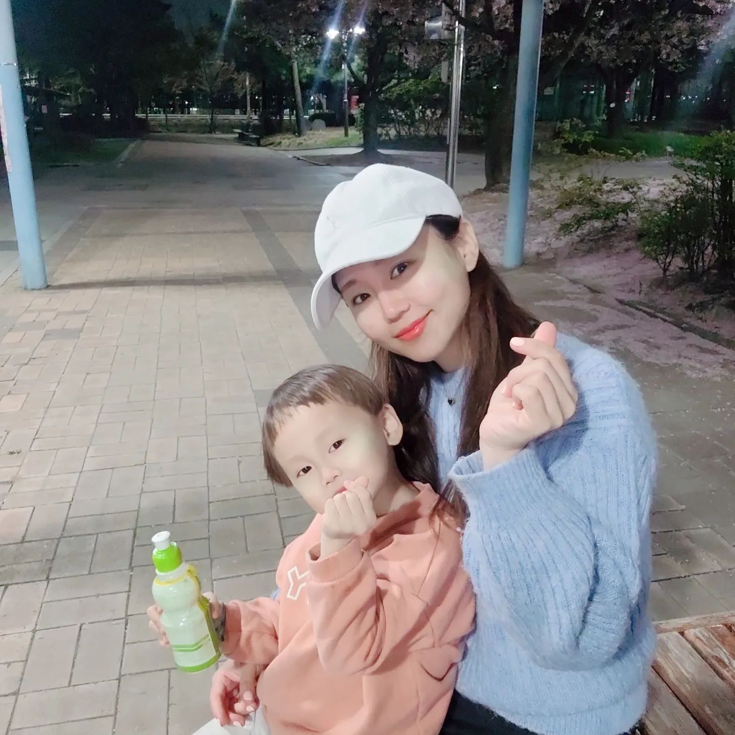 밤마실 🩵
저녁먹고 엄빠는 커피 한잔
준준이는 뽀로로쥬스 한병 ◡̎ᰔ

월요일부터 에너지 다 쏟은 느낌..
체감은 벌써 수요일쯤 되는거같아요?ㅋㅋ

요즘 일교차가 너무 심해요😭
다들 감기조심하시고 
육퇴 후 푹 쉬세요🫶