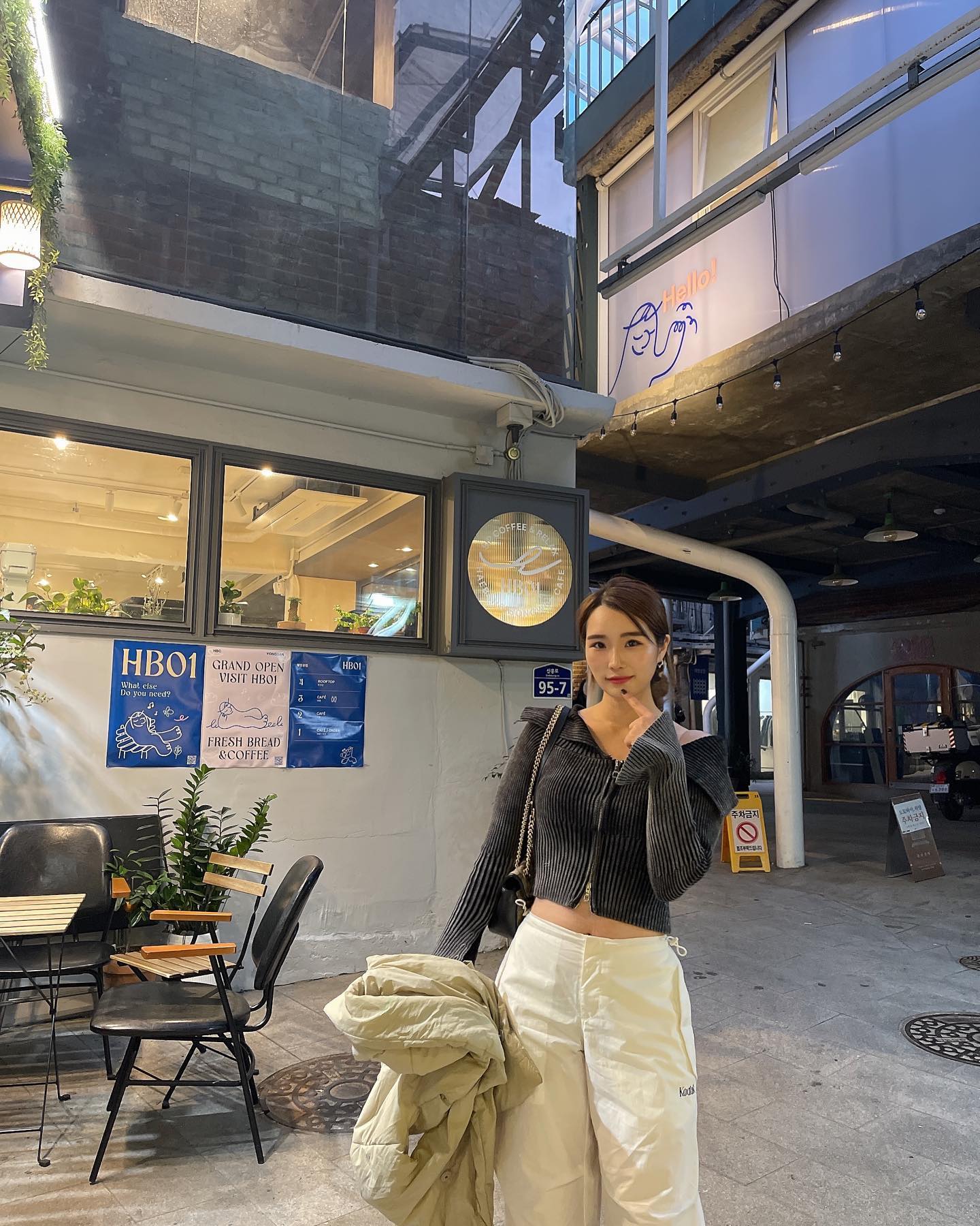 핫플가자며 해방촌 신흥시장 다녀와봤엇는데요 
이상감지 안느꼈으면 부천에 찐 시장인, 이름 같은 곳을 갈뻔 했엇어요😅😂😂

멋진 힙쟁이들 많고 오는 사람만의 분위기가 있던곳!!
여기 해방촌신흥시장 자체도 분위기가 화려하고 시끄러운곳이 아닌 따뜻하고 아담한 느낌?이 있어요!
서울느낌이 아닌 어느나라 골목같은 느낌과 세트장 같기도…? 조금 더 컸으면 둘러보기도 좋았을텐데 생각보다 너무 작아 조금 아쉬웠는데
인스타에서 유명한 한 카페는 웨이팅이 몇십팀…🫨
사람들이 많은데도 불구하고 독서실처럼 다들 조용조용해서 저도 같이 조용조용다니다 구경잘하고 나왔담다! 

숙대입구역 방향으로 구경하며 걸어가는데 만난 신기한 에스컬(?)베이터, 해지는거 까지 분위기 갬성 돋지않나요 ?🌇🛤️

#mz핫플 #핫플레이스 #해방촌 #해방촌신흥시장 #부천신흥시장