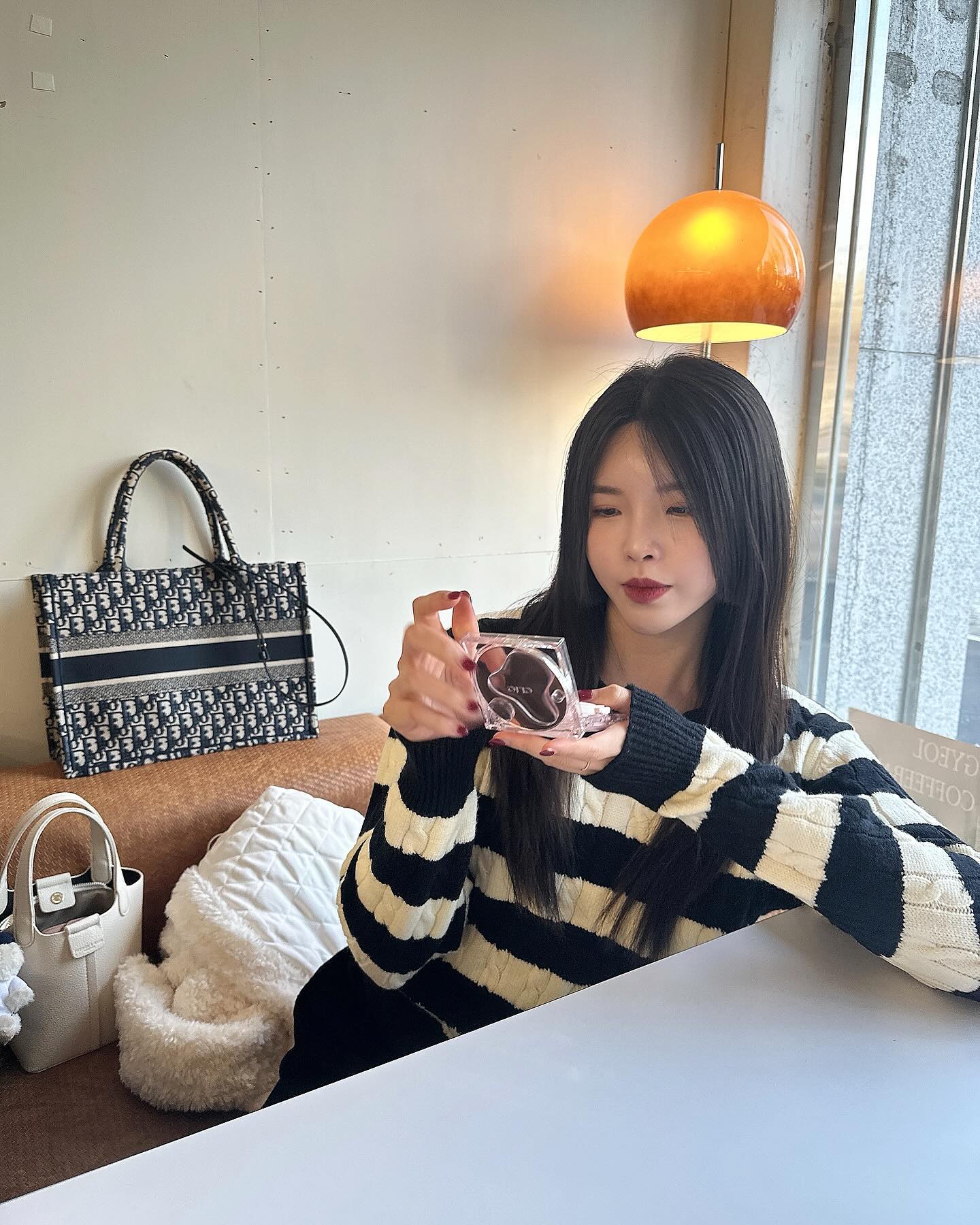 셀프 #히메컷 자르고 외출 했는데
우당탕탕 #카페 에서 칭구덜과 무슨일이 일어난 것인가,,🫠
난 분명 얌전히 먹고 있었는뎅,, 🥹😱
#유튜브 #브이로그 각,,^_^ 
#엉망진창 내가봐도 나 자신 넘웃기넼ㅋㅋㅋㅋㅋㅋㅋㅋ🧔🏻‍♂️
#유튜브구독 #유튜브좋아요 #유튜버꿈나무 #울산카페
