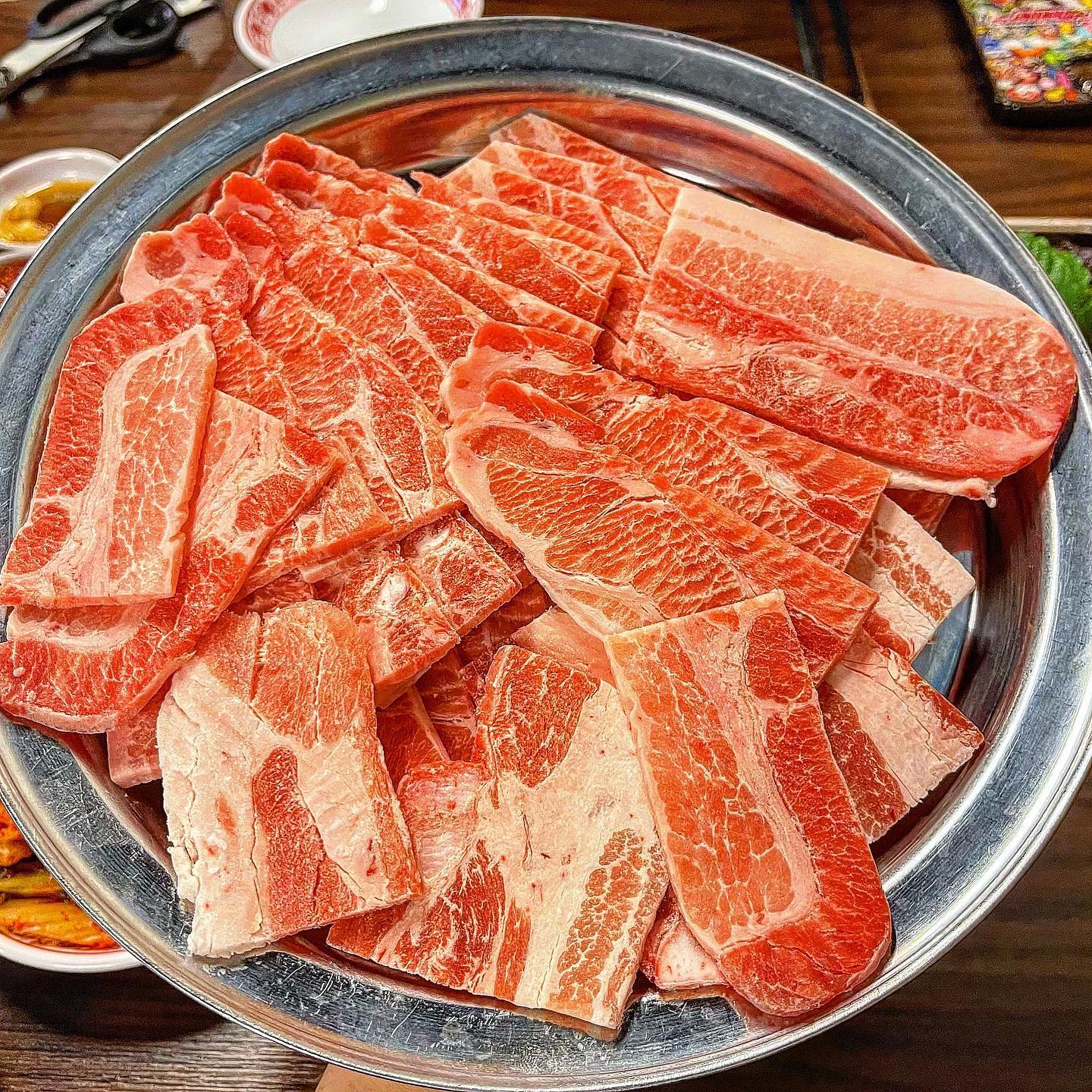 *협찬 퇴근후 냉삼에 소주 한잔?

🐷고사리와 미나리를 함께 구워먹는 프리미엄 냉동삼겹살 전문점

🐷부담없는 가격으로 국내산 냉동삼겹살을 즐겨보세요

🐷냉삼위에 후추뿌려 먹으면 이게 또 짭쪼름 하니 간이 딱 맞아서 너무 맛있습니다.

🐷제주비빔국수는 매콤새콤해서 냉삼이랑 같이 곁들여 먹으면 궁합이 너무 좋아요

🐷순두부찌개는 적당히 얼큰한 맛이라 밥한공이 순삭할 수 있는 맛

🐷잘익은 김치와 고사리 미나리를 깻잎이랑 상추에 싸서 먹으면 너무 맛있습니다.

🐷아는맛이 제일 무서운 법이라고 냉삼에 소주한잔 콜??

✔️급냉국산삼겹 (13,000원)
✔️제주비빔국수 (7,000원)
✔️순두부찌개 (7,000원)

📌 백년상회 논현점
🚩 인천 남동구 논현남로 14-6
⏰ 매일 15:00 ~ 24:00
  라스트오더 23:30
☎️ 032-433-6892

#백년상회 #백년상회인천논현점 #백년상회논현점 #인천논현냉동삼겹살 #인천논현냉삼 #인천논현맛집 #인천논현맛집추천 #인천논현고기집 #인천논현동맛집 #인천논현동맛집추천