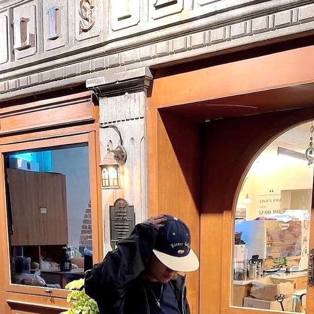 솔이 ᙏ̤̫͚ ◡̈⃝✩‧₊ ᰔ on Instagram: "#광고 @standarderror_official 로고 디테일이 예쁜 네이비 색상의 오버핏 티셔츠💙 국내 자체 제작 티셔츠로 면 100%의 고품질 원단을 이용하여 너무 부드