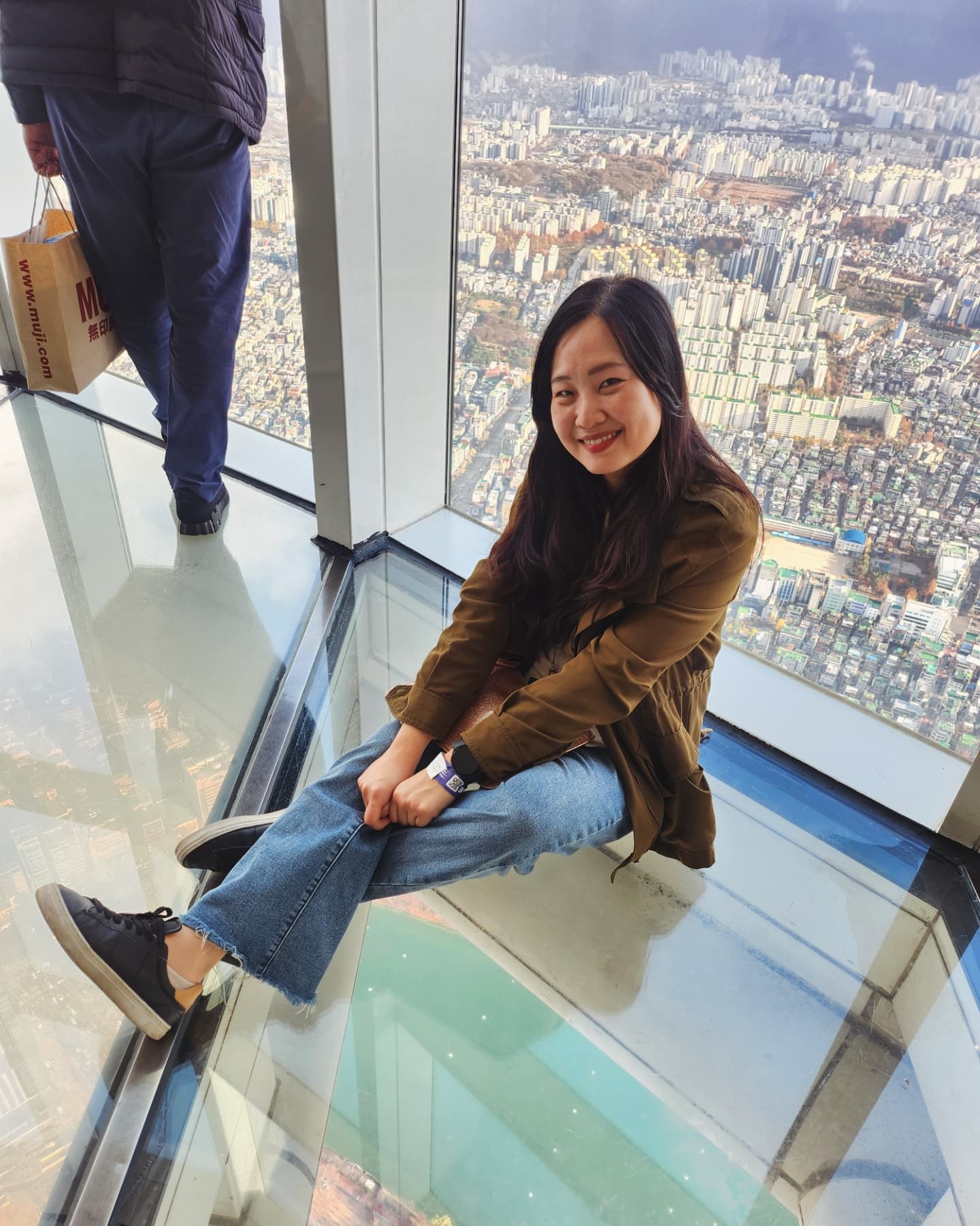 🌫하늘은 오늘도 내편이지! 기적 같은 하루.🤗
오늘 일정은 롯데월드타워에 가는것. 손님들에게 입장료를 직접 받는 거라서 전망대까지 올라갈지 말지는 손님이 결정하는 거였는데, 비🌦도 너무 많이 오고 구름☁️도 잔뜩 끼어서 서울 스카이 올라가더라도 뷰를 거의 못 볼 거라고 생각했어요. 손님들도 한참 망설이다가 여기까지 온 게 아쉬우니 올라간건데... 올라가서도 구름이 많이 껴서 전방 5km 밖에 보이지 않았던 상황. 그것도 매우 희미하게...
그런데 서서히 구름이 걷히더니 비도 그치고 갑자기 맑고 깨끗한 🌞 푸른 하늘이 나타났고, 희미했던 건물들은 하나하나 매우 자세하게 보여서🏙 손님들이 엄청 감탄했네요.
구름이 완벽히 사라진 것이 아니고 어스름하게 하늘을 덮고 있어서🌤 더욱 몽환적인 느낌마저 들었어요.

그리고 거짓말처럼, 우리가 관람을 다 마치고 내려가자마자 또다시 비폭탄. 와우! 타이밍 죽인다!😲

A miraculous day. 🤗
Today's schedule is to go to Lotte World Tower. It was raining so much and cloudy that I thought I wouldn't be able to see the view from The Seoul Sky. When we went up, it was cloudy, so we could only see 5km ahead. That was very faint...
However, the clouds gradually cleared, and the rain stopped, and suddenly a clear blue sky appeared, and the buildings looked very detailed one by one, so my tourists were very impressed.
The clouds did not disappear completely, but they covered the sky dimly, so I even felt more dreamy.

And like a lie, as soon as we finished watching view and went down, it rained again. 😲