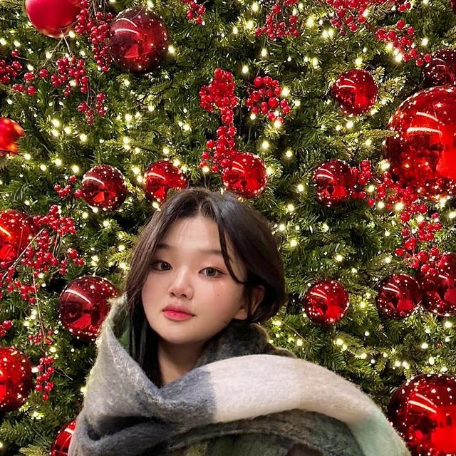 @souyeoui on Instagram: "#광고 트리스마스 D-30일에 찍은 사진🙈🎅🎄 겨울에 포근하고 따뜻한 목도리는 최고..🤤 #롸잇히어#right_here#쇼핑몰추천 . . . . #좋아요 #좋아요반사 #좋반#좋반테러 #맞좋