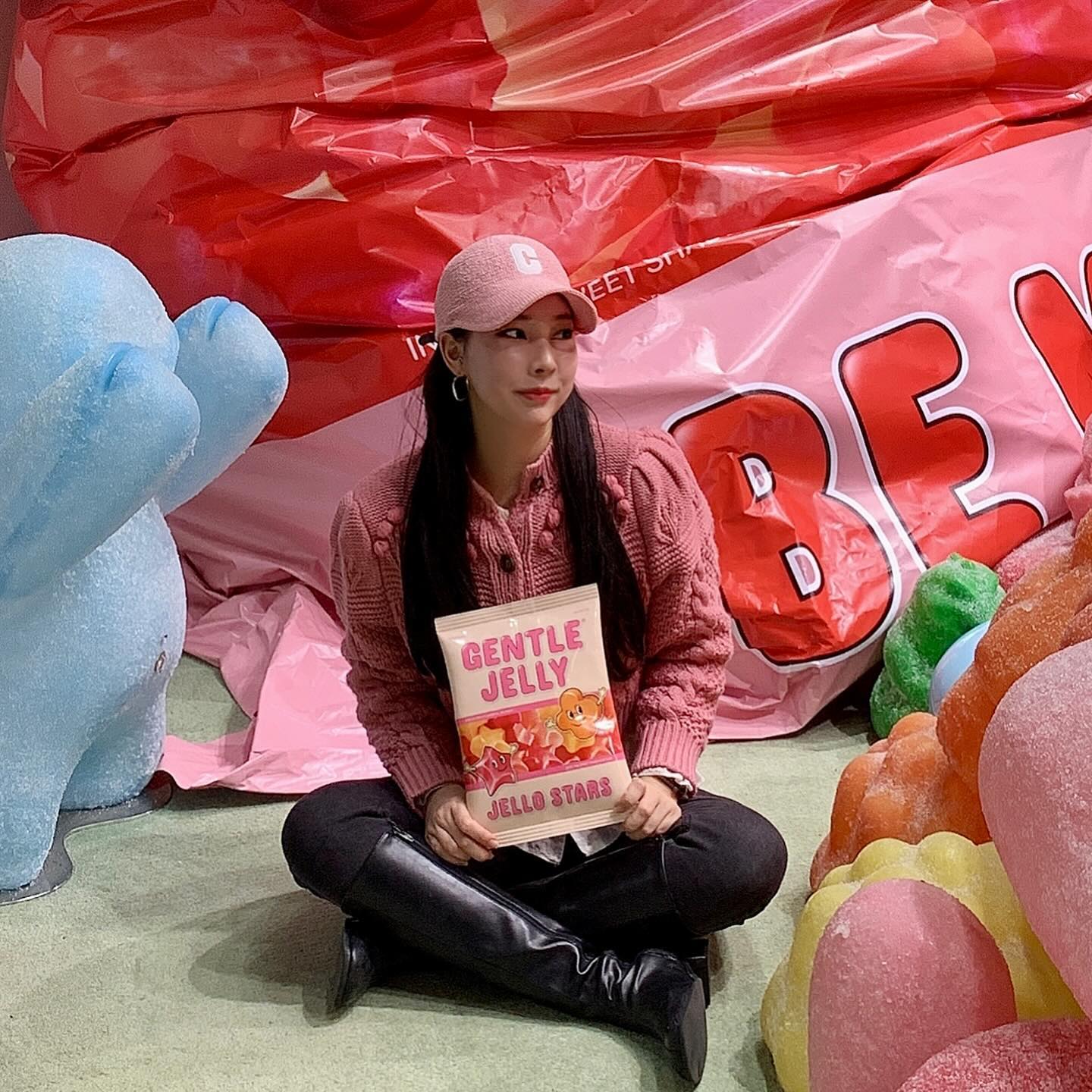 숏컷이 또 지겨워진 나에게 
너무 필요했던 !!!! 👩🏻
요로코롬 써주면 아무도 가발인지 모루지 

hello_picknwear
 #통가발 #픽앤웨어 #가발 #전체가발 #항암가발
#패션가발 #풀뱅가발 #긴생머리가발