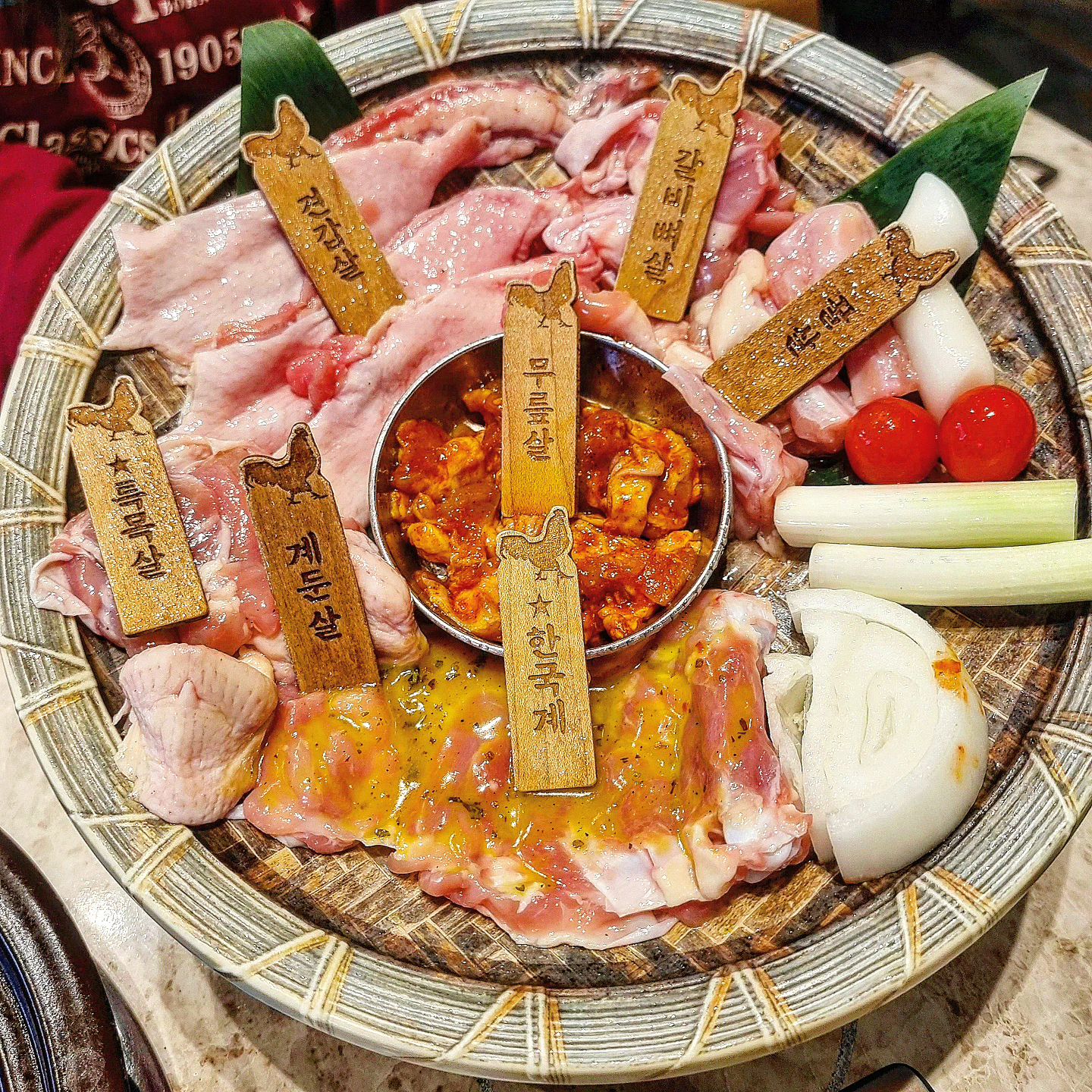 🪧한국계 방이점 #협찬 

놈미랑  맛있는거 먹으러가기♡♡

GOD의 손호영님이(사장님) 운영하는 닭의 특수부위를 맛나게 먹을수 있는#한국계 방이점에 드뎌드뎌 가보다니!!가보았다😀
인생네컷 찍고 보니 어정쩡한 시간 이였지만(방이점)은
브레이크타임이 없어 바로 고고

▫️모듬구이
▫️초계국수
▫️버터닭껍질볶음밥
▫️치즈퐁듀
▫️하이볼 메실과주

특목살.견갑살.갈비뼈살.끝살.무릎살.계둔살
6가지의 특수부위
직원분께서 부위마다 설명 해주시면서 맛나게 구워주시니 넘오넘오 좋앙😙
어멋!맛있오~~
100% 국산 신선한 닭고기를 사용해 육질이 완전 부드럽고 쫀득쫀득 촉촉해😆
(허벅다리살)에는 자체개발한 레몬소스로 재워 
닭고기 특유의 느끼한 맛이 1도 없고 새콤하니 내스탈이양😙😙
쫘악 늘어나는 치즈퐁듀에 찍어 돌돌 특제소스랑 먹어보세요😆말해 뭐해  그냥 맛있징♡♡
첨에 직원분께서  비빔!이랑 초계국수 둘중 뭐하실거냐고 했을때  우리둘은 일심동체
초계국수로 선택!<<<요건 꼭 드셔봐야 해욧
면발이 진심 쫄깃탱탱 시원한 육수가 오장육부를 지나치면서 가을에 먹어도 환상 적인데 여름에 먹음 끝판왕일듯👍👍

여기서 닭은 물론이고 나의 픽은 닭껍질볶음밥😀 볶음밥에 계후.날치알.닭껍질튀김이 토핑 되어 나오는데 겉바속쫄~진짜 맛있었다
양도 푸짐하니 많아ㅎㅎ열심히 먹었다는😵‍💫
역시👍탄수화물이 들어가니 정신이 번쩍!

✔️맛있게 먹는 방법 깻잎에 구운김 올리고 특수부위닭을 치즈퐁듀에 쏵 말아 매운소스살짝 양파절임 올려먹음 완전 베스트

연예인들도 단골이 많아 운이 좋음 연예인도 볼수 있다고 하는데 아쉽지만 우린 못봄ㅎㅎ
그래도 맛난거 먹고 기분이 좋으니 만사ok

🎈방이점은 브레이크타임 없어 브레이크 타임 걱정없이 방문 가능 / 방이점 발렛주차가능/ 한국계 방이점 잠실새내점 주차가능🚙🚗

🎈한국계 방이직영점
서울 송파구 오금로11길 7 제이타워빌딩 1층 
🎈한국계 잠실새내점
서울 송파구 올림픽로8길 10

#한국계#닭특수부위#방이동한국계
#방이동맛집#잠실역맛집#송리단길맛집
#서울맛집#잠실소피텔맛집
#잠실새내한국계