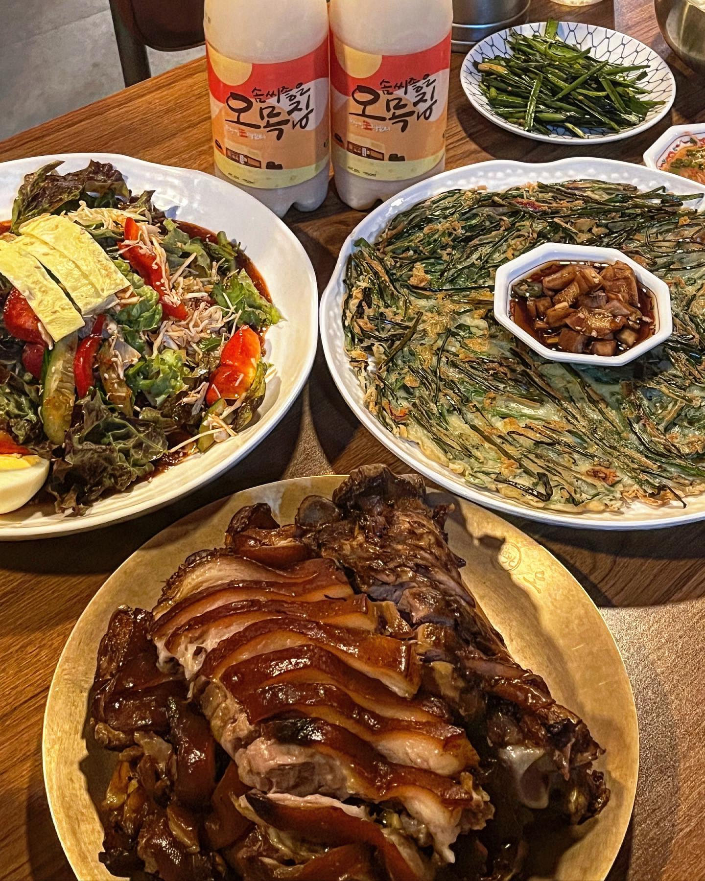 #협찬 🍖오목집 마포점
🍽️메뉴
족발 중(39,000원) 매운족발 (39,000원)
쟁반막국수(15,000원) 부추전(15,000원)
솜씨 좋은 오목짖 호랑이생막걸리(6,000원)

🟡리뷰
족발+막걸이 조합을 환장하는 볼살이😍
프리미엄 족발 브랜드 오목집이 10주년 기념으로 
전통주 명가 배혜정도가와 콜라보한
솜씨좋은 오목집 호랑이 생막걸리를 출시했다는 소식에 
바로 오목집으로 출동했습니다🚨

HACCP 인증을 받은 국내산 생족을 
당일 한정수량만 판매하고 있어서 
더욱 믿음이 가더라구요💕

족발이 야들야들한거 보이시나요?🤩
볼살이는 왜 맛이는것만 보면 자꾸 눈이 뒤집힐까요? 😂

야들야들한 살코기와 쫜득쫜득한 껍질이 
혀를 감싸고 부드럽게 목구멍을 타고 내려가는데 
이 얼마나 황홀한 순간인가요🥰🥰🥰

매운 족발은 불맛과 양념소스가 신의 한수였어요🔥
어디에서도 흉내낼수 없는 매운소스와 불맛이 어우러져 세상 도른맛을 뿜어내요❤️

솜씨좋은 호랑이 생막걸리는 목넘김이 부드럽고 깔끔한
프리미엄 생막걸리라서
족발과 찰떡궁합이에요!!!🍶

매콤새콤달콤 쟁반 막국수는 언제나 족발의 짝궁으로서 항상 세트로 주문해야하는 음식이에요😘

부추전은 부추, 오징어, 청양고추를 아낌없이 넣어 
바삭하게 부쳐 특제 양파장에 찍어서 먹으면 
막걸리를 무한대로 마실수 있어요😆

족발이 땡길 때, 막걸리 한잔이 생각날 때, 
회식 장소를 고민할 때 
망설이지 말고 오목집으로 고고씽하세요~~😘

📍주소: 서울 마포구 도화길 50-6 
#오목집 #솜씨좋은오목집호랑이생막걸리 #오목집막걸리 #호랑이생막걸리 #오목집10주년 #세광그린푸드 #오목집족발 #공덕역맛집 #공덕맛집 #마포맛집 #공덕족발 #족발맛집 #족발맛집추천 #공덕맛집추천 #먹팔 #먹팔하면맞팔 #볼살이의먹스타그램