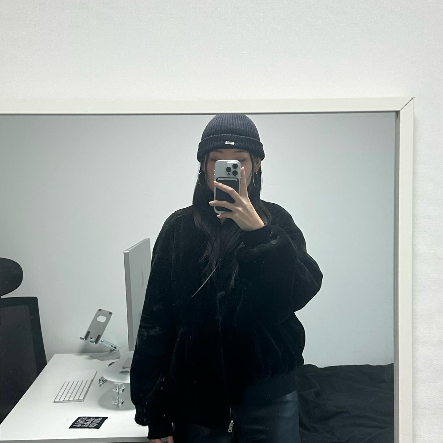 취향 다 때려박은 오늘 룩 🖤

여러분 요즘 최대 관심사는 무엇인가요?
저는 작년 12월에 퍼컬 진단을 받고 
20살 이후로 최대치로 화장품을 들이고 있어요 😂
화장법도 예전과 조금 달라지지 않았나요 크흠
원래 자연스러운걸 고수하던 사람인데 요즘 강렬한게 좋아요 🤭