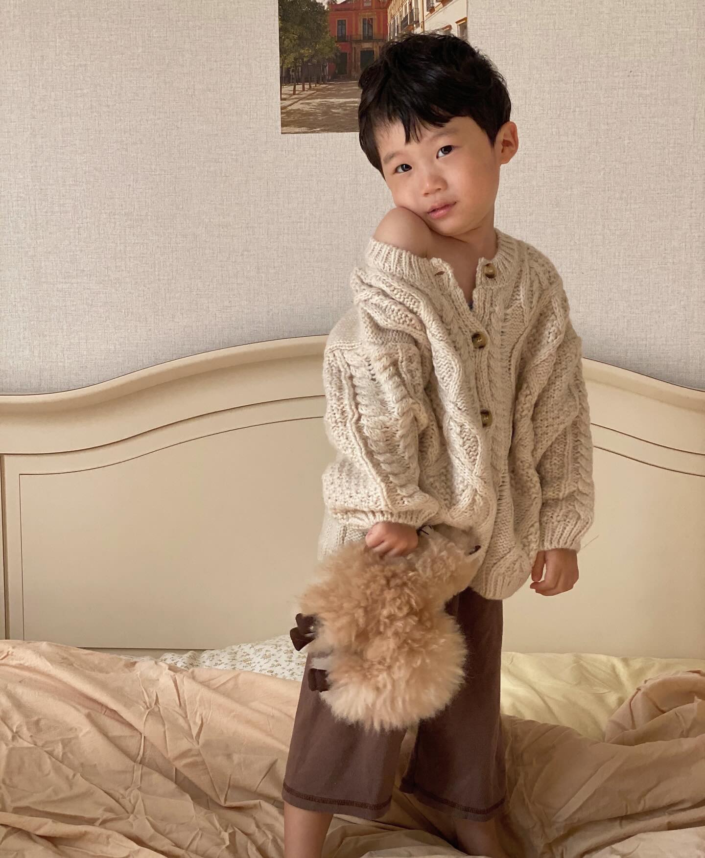 22년 8월 하품이의 섹쉬한 모습🤎

2년동안 정말  휘뚜루마뚜루
너무 잘 입히고 있는 #케이블니트가디건

이번 공구가는 다시 오지 않아요~
주문은 추석전에 배송드리려 하니,
6일까지 오픈래두겠습니다.

✔️ 사이트에 가을옷 쭉~ 오픈중입니다.
✔️ 프로필링크 구매링크

정상가 아동가디건 ₩28,000 -> ₩25,700
성인 케이블가디건 ₩41,600 -> ₩38,000

공구진행 8월 30일 - 9월 5일

✔️가을옷 구매고객 혜택
- 성인덧신 or 유아덧신 한켤레씩 보내드립니다.
- 양말 1켤레 구매시 1+1

.
.
#가을옷 #케이블가디건 #니트가디건 #가디건 #남아룩 #등원룩 #겨울아우터 #패딩조끼 #아들룩 #스트라이프가디건 #엄마랑커플 #커플가디건 #패밀리룩 #딸맘 #아들맘 #knitting