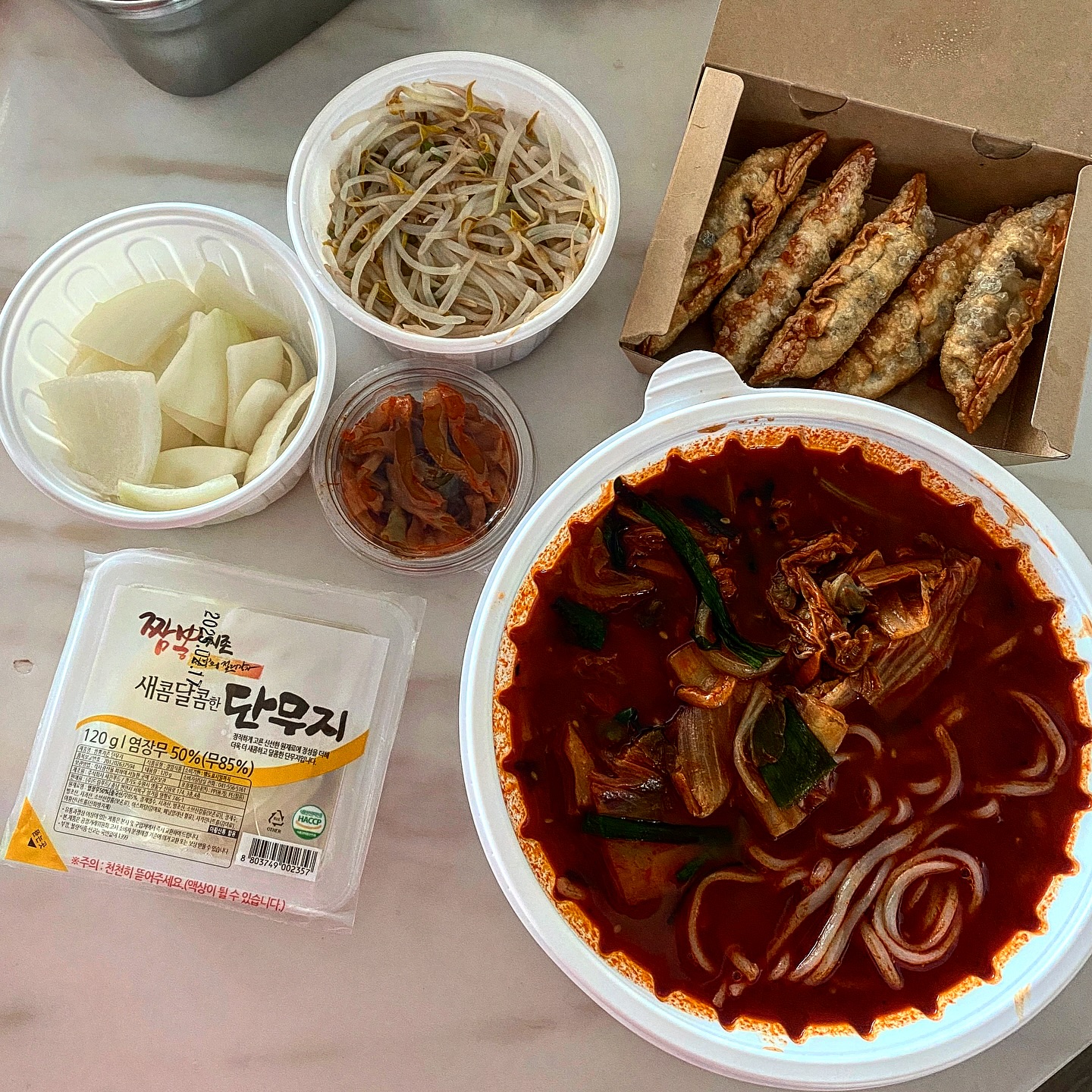 짜장파였는데 오빠땜에 짬뽕파로됨 해장은 역시 짬뽕이지🤓‼️ 
양파많이부탁드렸더니 많이주심 굿 👍 단무지가 얇아서 싸먹기도 좋고
짬뽕지존 5단계에 숙주추가해서 먹음 싹갈~

#오늘의메뉴 #짬뽕 #군만두 #짬뽕맛집 #짬뽕지존 #해장 #해장맛집 #koreafood #korearestaurant #koreanstyle #jjamppong #dumplings #먹스타 #먹스타그램 #먹소통 #먹팔 #먹팔맞팔 #ちゃんぽん #焼きギョーザ #食事日記