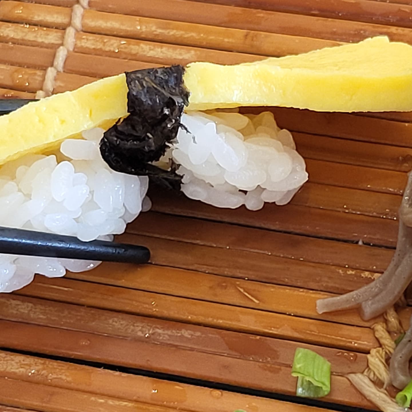 구래동에서 초밥먹었다가 빡쳐보긴 처음이네.
아무리 물가가 무섭다지만 계란초밥은 밥이 잡히지도 않을정도로 콩알만큼 들어가있고 푸석푸석... 새우초밥은 껍질제거가 제대로 안되서 펄렁펄렁 날리고 열심히씹힘.
후토마키는 집앞 김밥집보다 못하네....이거 맞나. 
놀랍게도 프랜차이즈임. Hㅏ..
일단 계산하면서 새우껍질 덜 떼졌다고 이야기했는데 반응이 더 기가막힌다. 
본사에서 주는거 쓰는거라 저흰 몰라요.

....?

조리하기전에 체크안하나봄....
하. 그럼 저 후토마키랑 초밥 밥양도 본사지침인건가.
이와중에 본사는 VOC올려도 함흥차사...
기분좋게 밥먹으려고 갔는데 3만원 버림. 돈아깝다..

sangmusushi_official