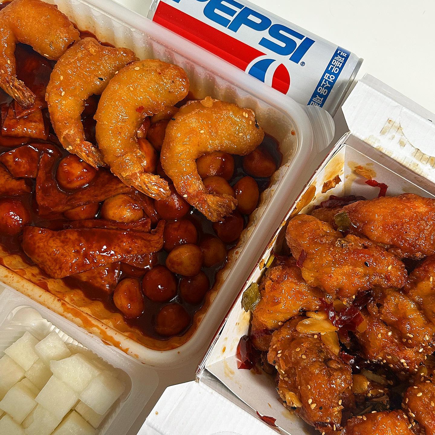 #슬꿀맛집_배달 
#치킨매니아

새우치킨 러버들 주목🙌🏻

치킨매니아 신상 왕새우치킨이 나왔어요🔥

치킨 양은 그대로 
기존 새우 사이즈는 UP‼️

왕커진 새우가 5마리가 들어가고 식감이 이전보다 더 좋아졌어요👍🏻

사이드 메뉴인 매콤한 구슬 떡볶이와 같이 즐겨주면 더 좋아요🩵

치킨+매운 떡볶이 조합은 사랑이죠🫢⁉️

가을이 대하철인만큼 치킨도 왕새우로 즐기자구요🔥

#치킨매니아왕새우치킨 #새우치킨 #치킨추천 #먹스타 #먹스타그램 #맛집추천 #먹팔해요 #맛집공유 #자취음식 #홈레시피 #홈레스토랑 #집들이음식
