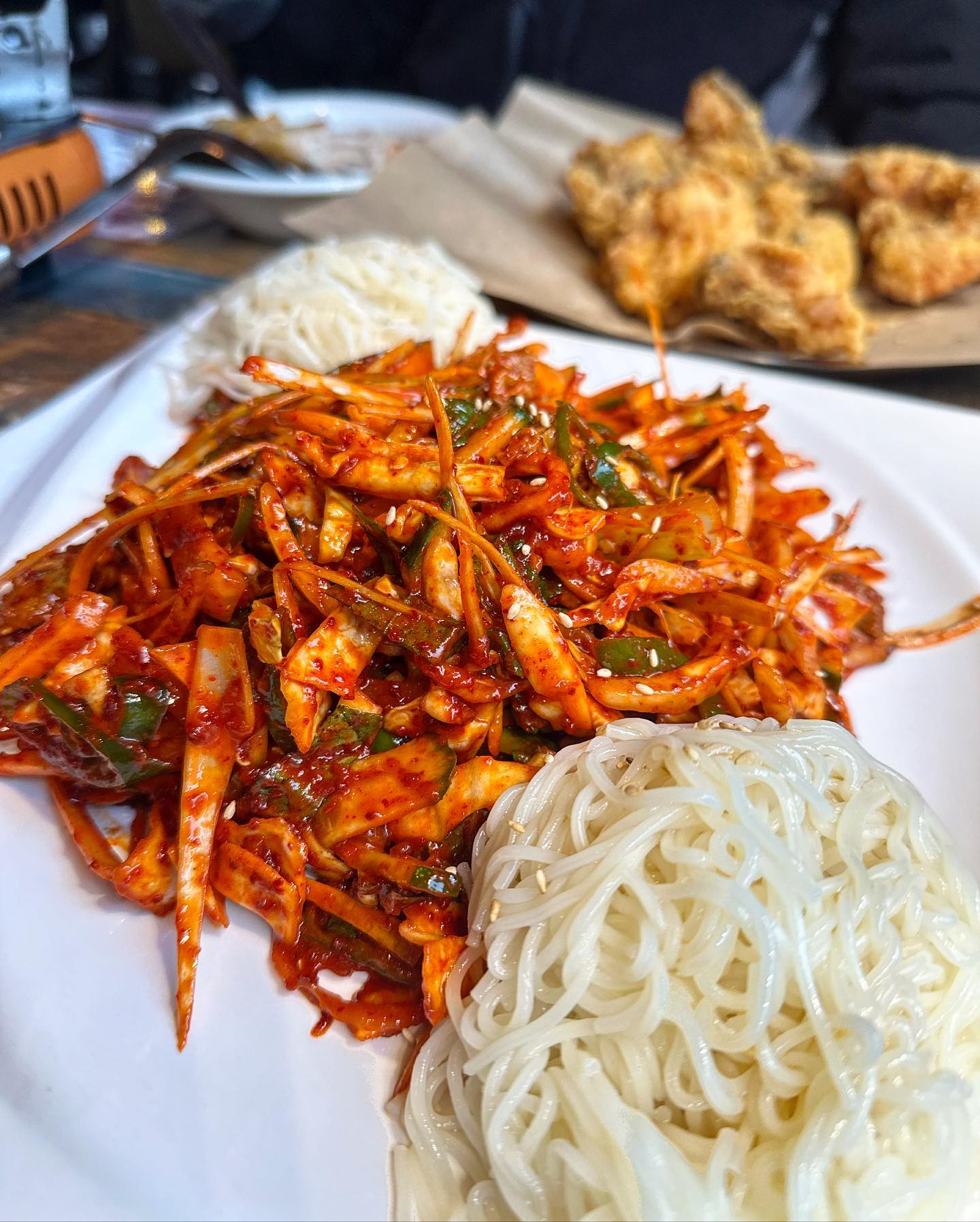 치킨 정착지❤️ 세뚜로 즐겨보았다!
#윤생술집 #내돈내산 

최근에 먹은 치킨이 계속 생각나서 이번에 가게에 와서 먹어본 후기! 내가 먹은건 [세트 2. 치킨+골뱅이무침+떡복이]

🍻분위기 좋은 술집
🍻치킨맛집 진짜 여기가 진리😎
🍻세트로 먹으면 배가 빵빵!
🍻수제 맥주도 있어서 더 좋아
🍻1차부터 3차까지 가능!!
🍻나만 알고 싶은 치킨 피자 맛집🍻
.
.
.
#피자 #치킨 #beer #중랑구 #중랑구맛집 #먹골역맛집 #묵동맛집 #이맛이야 #솔직리뷰 #나만알고싶은곳 #🍻