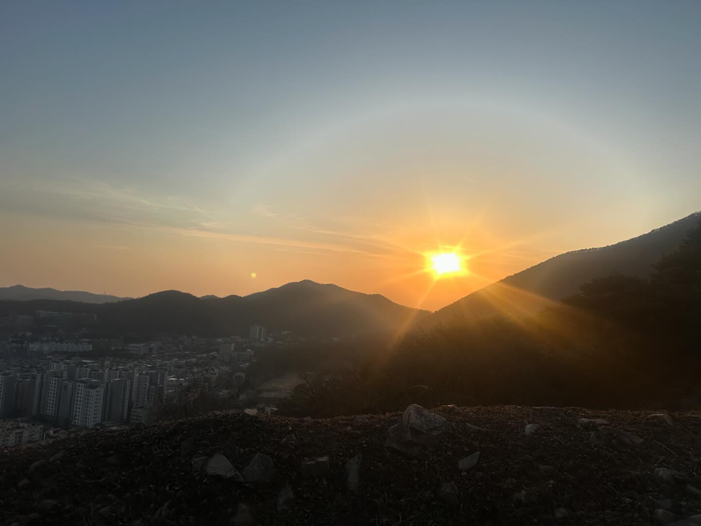 이번에 오른 산은 계양산⛰️
느즈막히 친척들과 오르다가
아부지랑 나는 정상 찍기로 하고 
석양 지는 걸 보면서 올라갔다🥾
계단으로 되어있고 그리 높지 않아서
매일 가도 괜찮을 듯 하다
아부지요 점프 뛰는 사진 찍어 준다면서요..
이제 친척집 가면 부지런히 올라야지💪