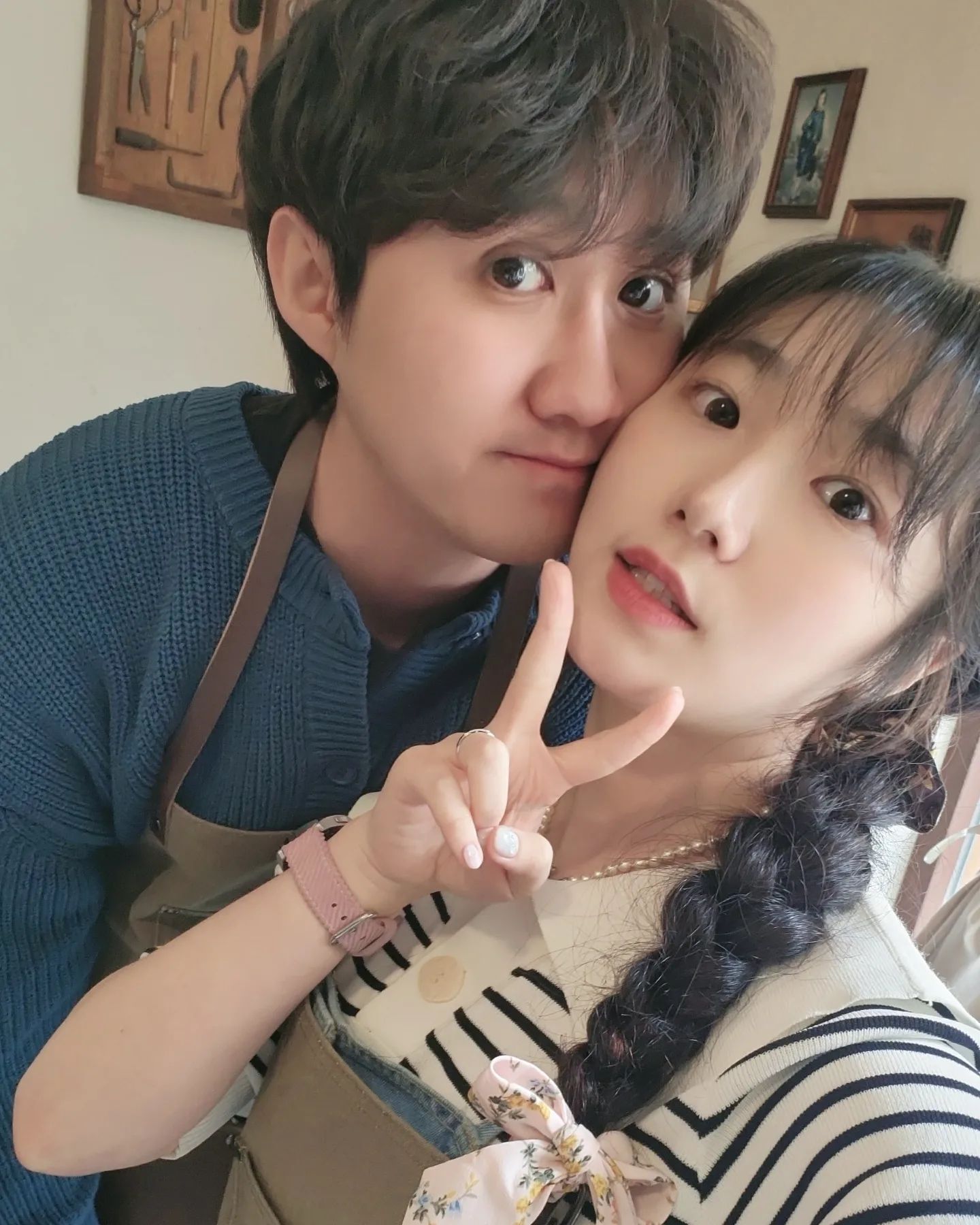 가죽공방데이트🥰 

아침에 준비할때부터 설렜던 하루😼

( 카메라로 사진도 찍어주시구 몇일 뒤에 보내주신다고해서 그것두 나중에 또 올려야지이이이이잉♡♡♡)

ㆍ
ㆍ
ㆍ
ㆍ
ㆍ
ㆍ

#가죽공방 #공방데이트 #가죽키링만들기 #가죽커플템 #이니셜각인 #금천가죽공방 #이비그 #이비그가죽공방 #데이트코스 #데이트추천 #남친짤 #셀스타그램 #럽스타그램 #이색데이트 #한땀한땀 #앞치마찰떡커플 #실내데이트 #준비부터설렜던하루 #forever💕