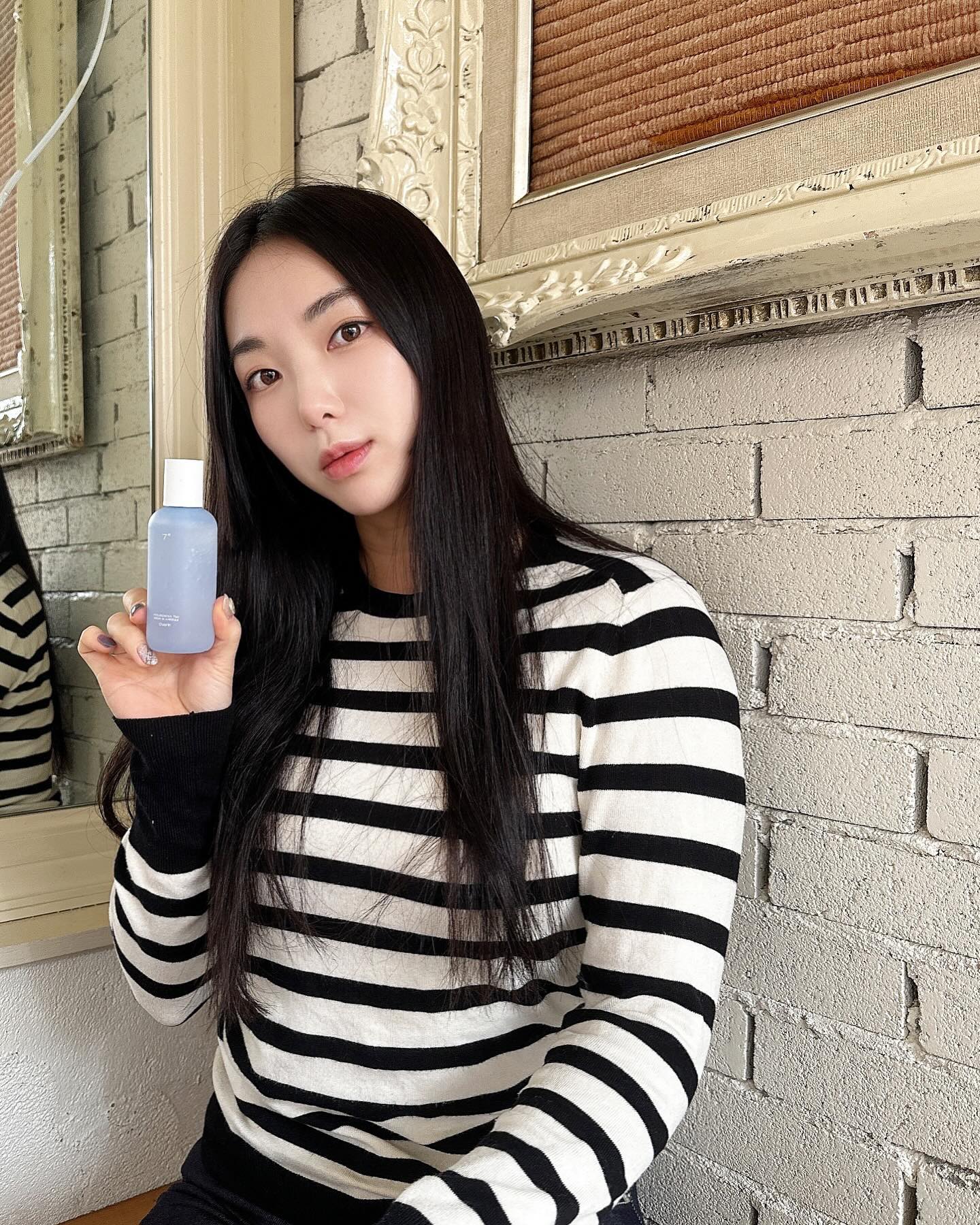 #광고
밖은 춥고 실내는 더워서 피부 때문에 스트레스 
받으신다면 수분광광🩵 피부 속까지 진짜 
흡수되는 오어스 트리플 레이어 히알루론시카 
7초 세럼 인 앰플 사용해보세요'◡'✿
세럼의 산뜻한 사용감에 앰플의 고효능을 담아 
여러 번 발라도 무겁지 않고 깨끗하게 정제한 
히알루론산과 초저분자 히알루론산 7%가 
피부 깊숙히 흡수되어 수분 가득 채워진 느낌을 받을 수 있어요! 
더 좋은건 덧발라도 밀림 없이 속부터 수분가득 
탄탄힌 피부로 화잘먹 피부 어렵지 않다며(＊’͜’ )

위생적인 일체형 팁에 보통 앰플은 유리병이라 
무거운데 오어스는 가볍고 105ml 대용량이라
아낌없이 피부에 수분 채우기도 쉬워서 추천드려요🐬

#7초앰플 #7초에센스 #수분앰플 #오어스앰플
#속건조해결 #히알루론산 #속건조 #보습템 #앰플추천 #싱글즈 #인품사