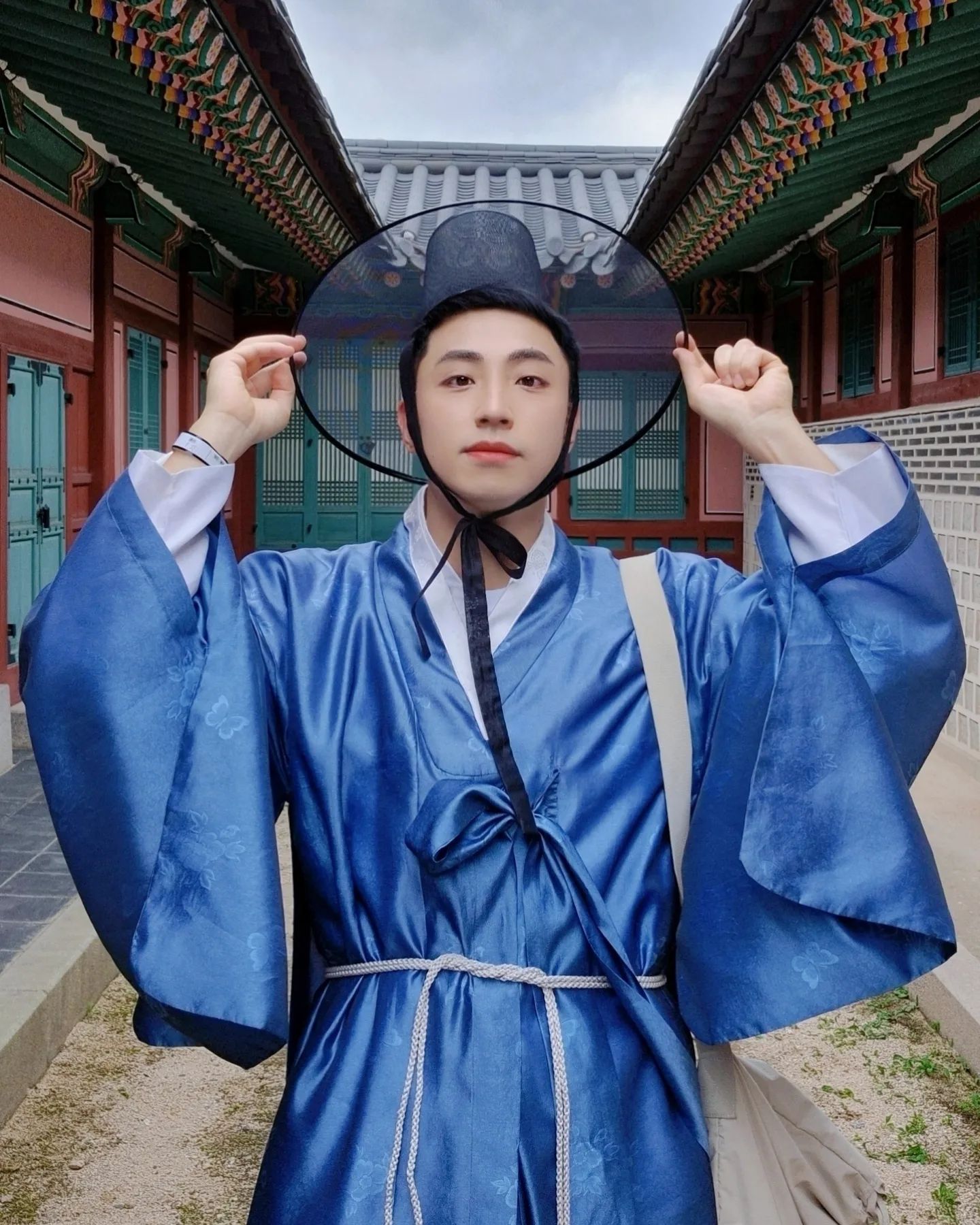 하늘만큼 푸른 한복을 입고
풍류를 즐길줄 아는 남자😎

#경복궁 #경복궁야간개장 #경복궁한복 #경복궁한복스냅 #경복궁한복대여 #경복궁나들이 #경복궁산책 #궁궐산책 #한복놀이 #신선놀음 #가을즐기기 #가을날씨