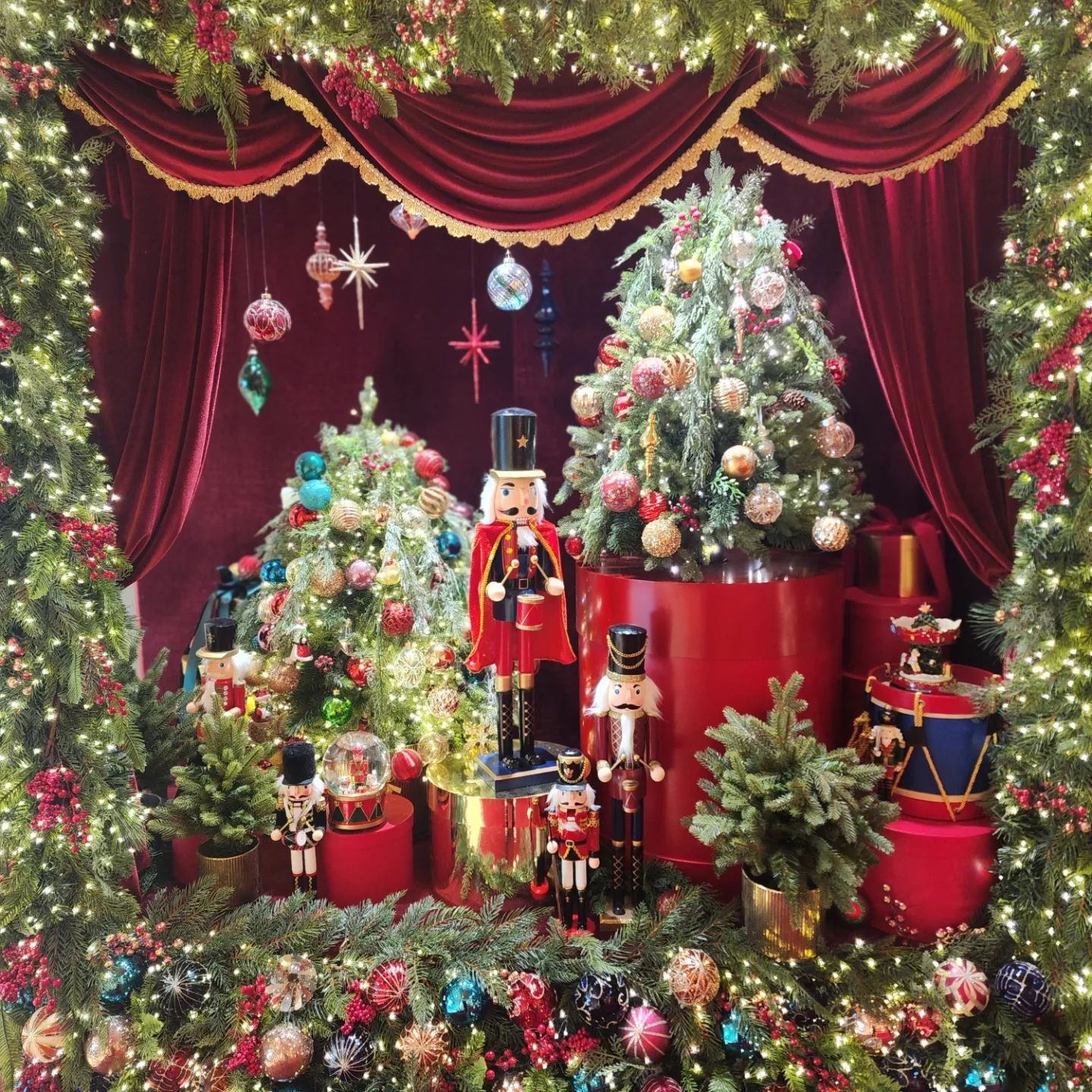 메리 크리스마스🎄

성탄절, 아기 예수님의 탄생을 기념하는 날
우리나라는 법정공휴일이기도 하다

종교학대사전에는 예수 그리스도의 탄생기념일
크리스마스는 영어로 그리스도(Christ)의 미사(mass)의 의미. <x-MAS>라고 쓰는 경우는 X는 그리스어의 그리스도(크리스토스) XPIΣTOΣ의 첫 글자를 이용한 방법이다. 프랑스에서는 노엘(Noël), 이탈리아에서는 나탈레(Natale), 독일에서는 바이나흐텐(Weihnachten)이라고 한다. 또한 12월 25일을 <크리스마스 데이>, 그 전야를 <크리스마스 이브>라고 한다

그런데 요즘 메리크리스마스 대신 Happy holidays를 쓴다고 한다.
예수를 믿지 않는 사람들에게 종교적 불쾌감을 줄 수 있다는 이유에서라고 한다 
오늘 목사님 설교말씀을 듣고나니 ..최근에 종종 봤던것같다..

크리스마스 트리도 할리데이즈 트리라고 한다하니 ..
그런 이유에서라면 석가탄신일, 부처님오신날에도 연등들도 못 다는건가?!

그렇다면 나는 더더욱 #merrychristmas! #기쁘다구주오셨네
.
.
.
#명동신세계 #크리스마스마켓 #크리스마스